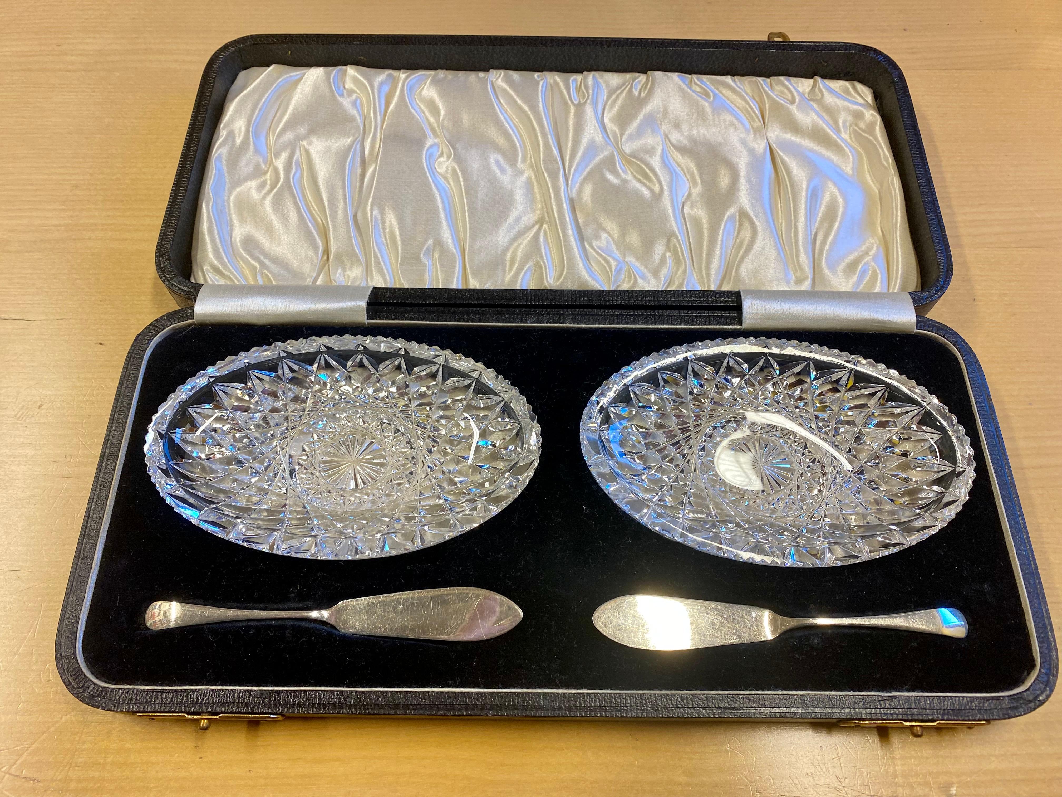 Caviar, Red Roe or Butter serving set
Made in England.
Spoons of Silver with English stamps on them.
Fine Crystal Bowls.
Original Case.
Really great set.
The box is 29cm long and 13.5cm deep.
Thickness about 3.7cm.
The crystal bowl is 12.2 cm long