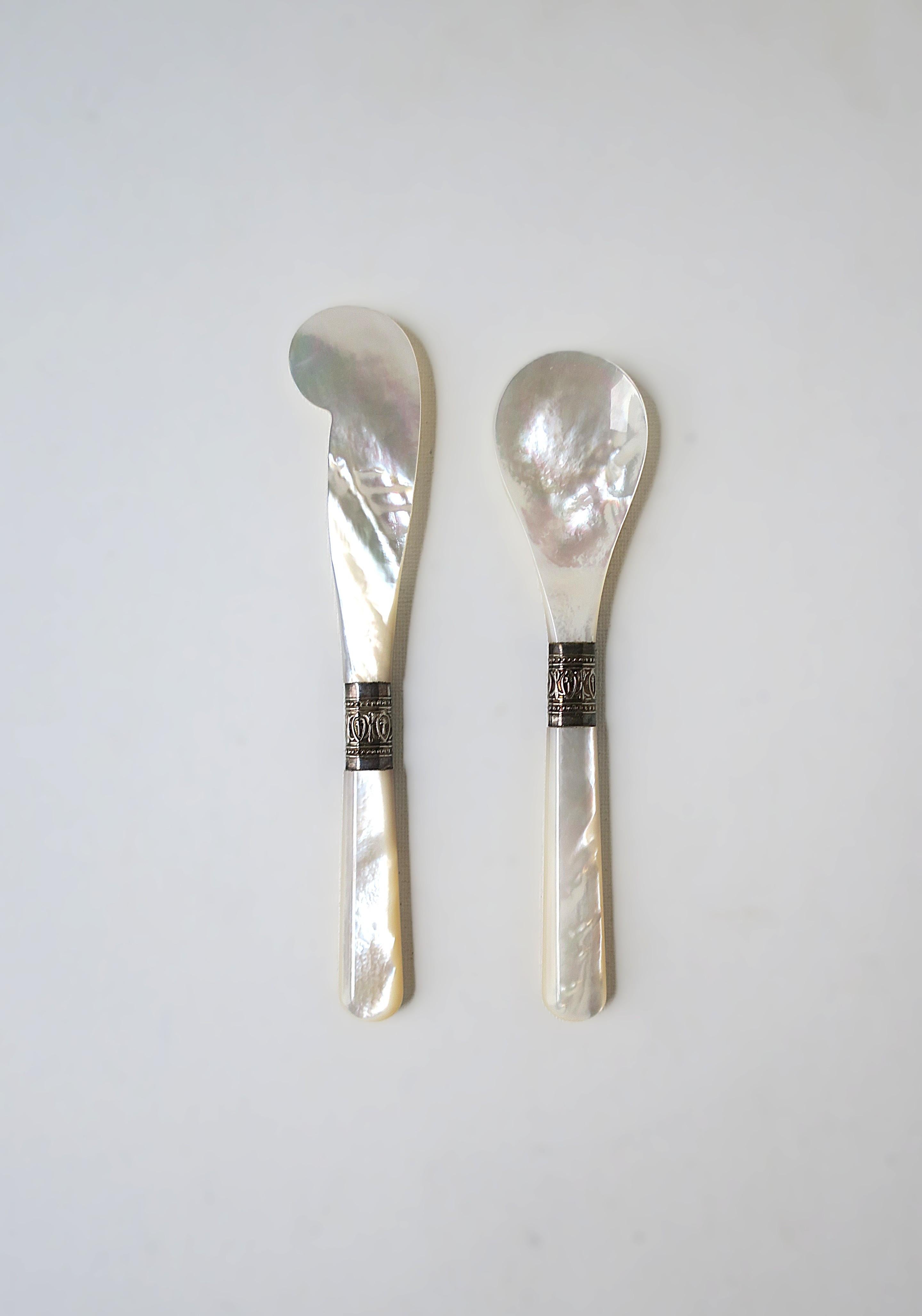 Caviar Spoon and Knife Spreader Mother of Pearl In Excellent Condition For Sale In New York, NY