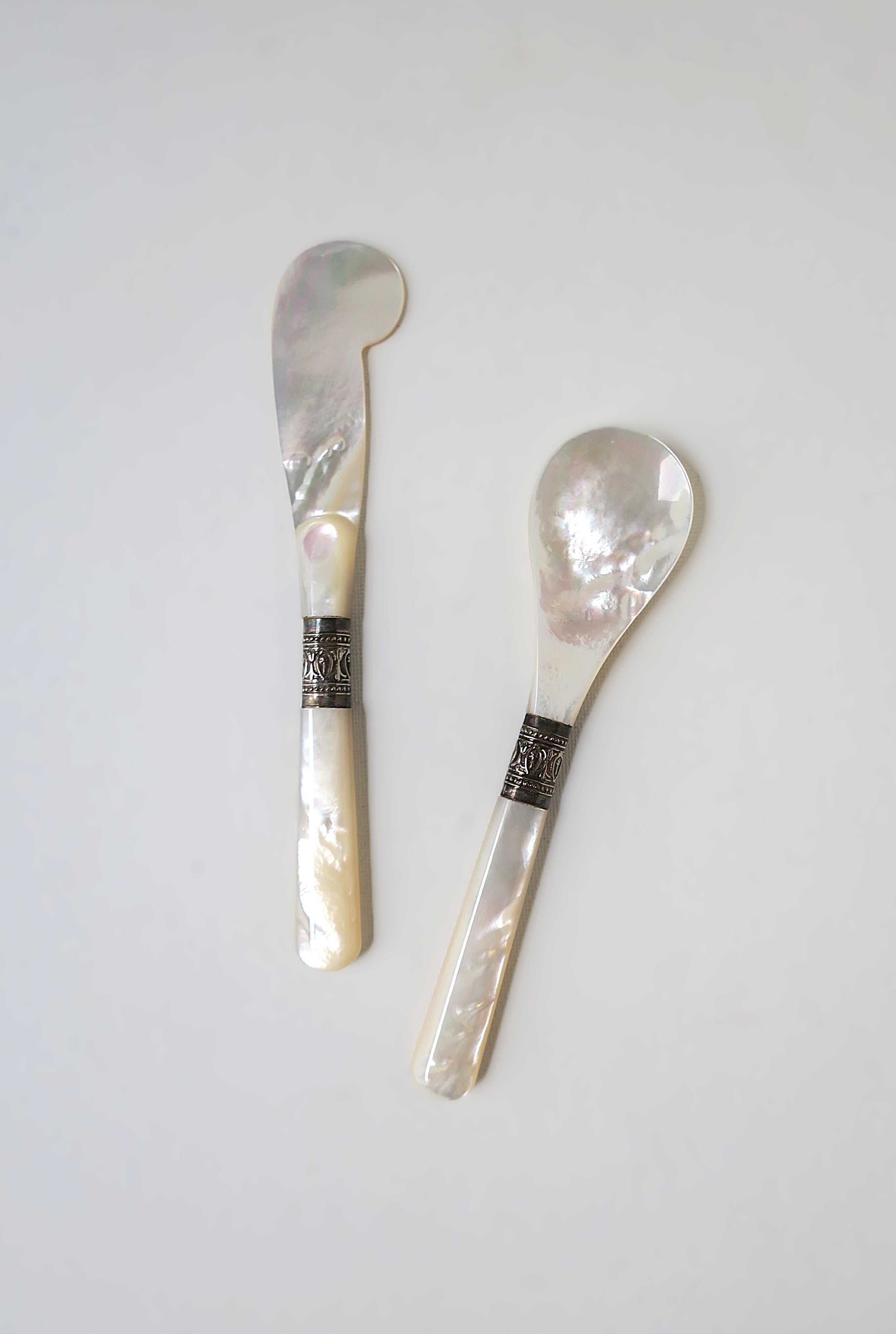 20th Century Caviar Spoon and Knife Spreader Mother of Pearl For Sale
