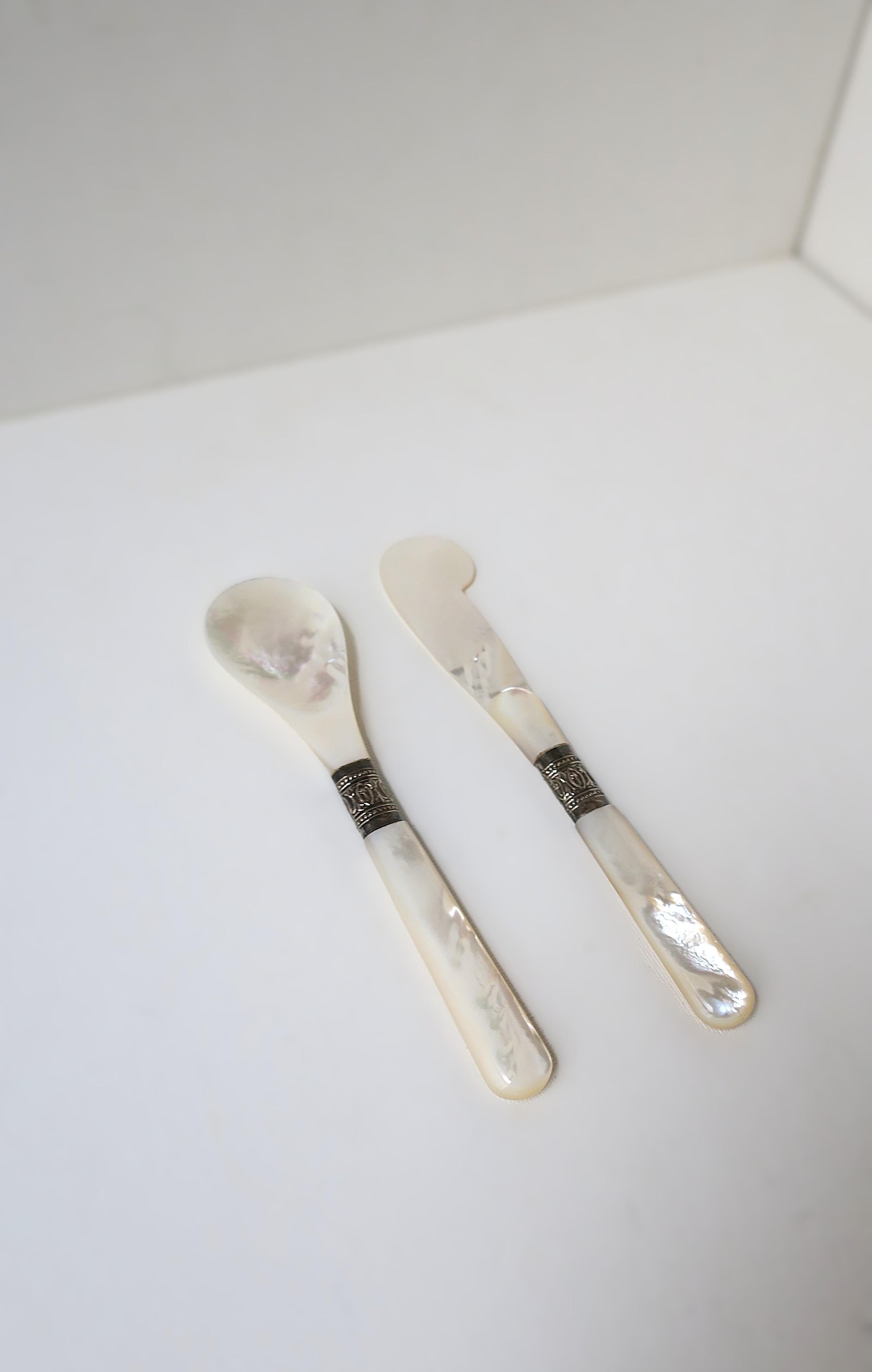 Caviar Spoon and Knife Spreader Mother of Pearl For Sale 1