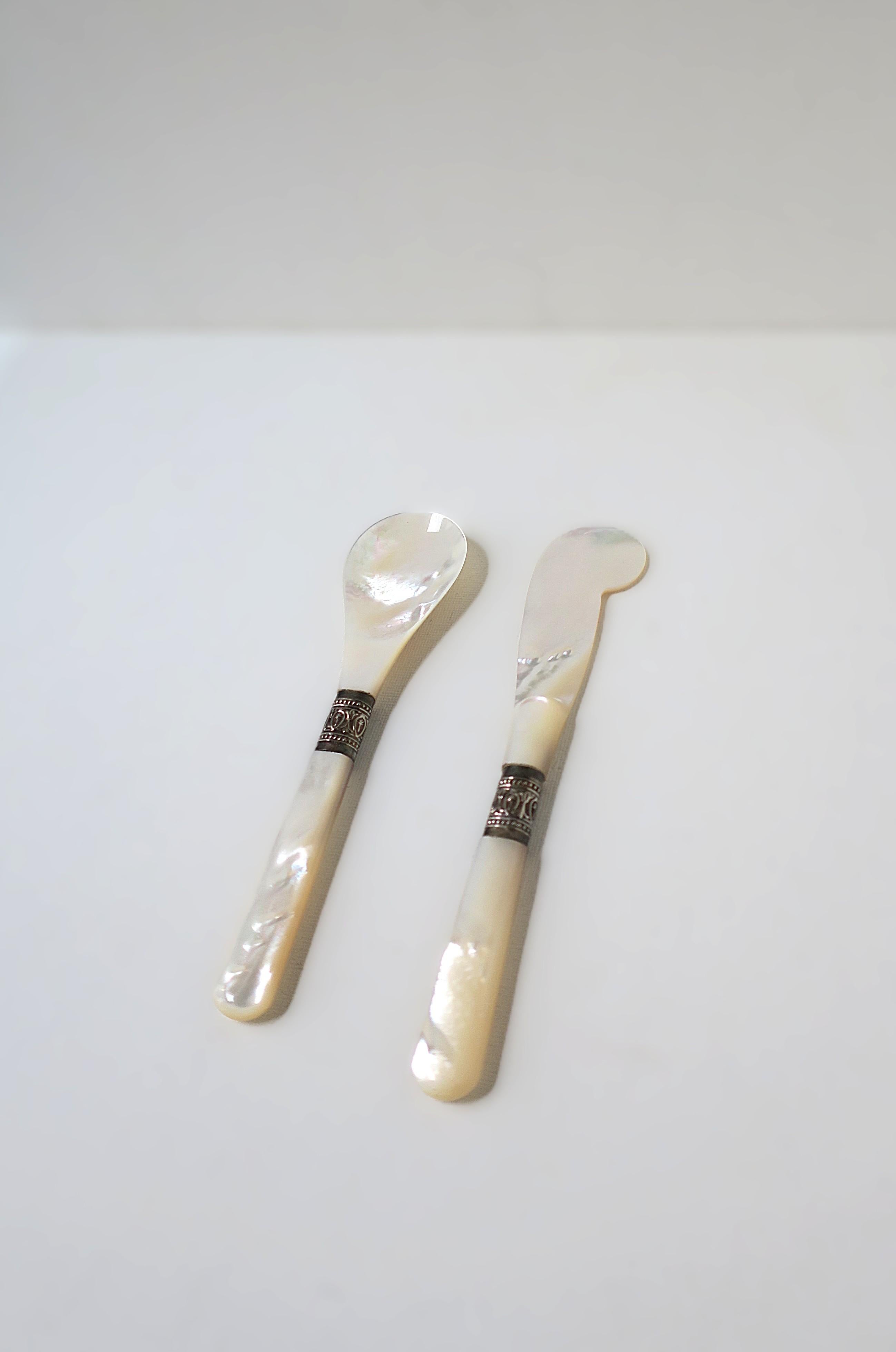 Caviar Spoon and Knife Spreader Mother of Pearl For Sale 2