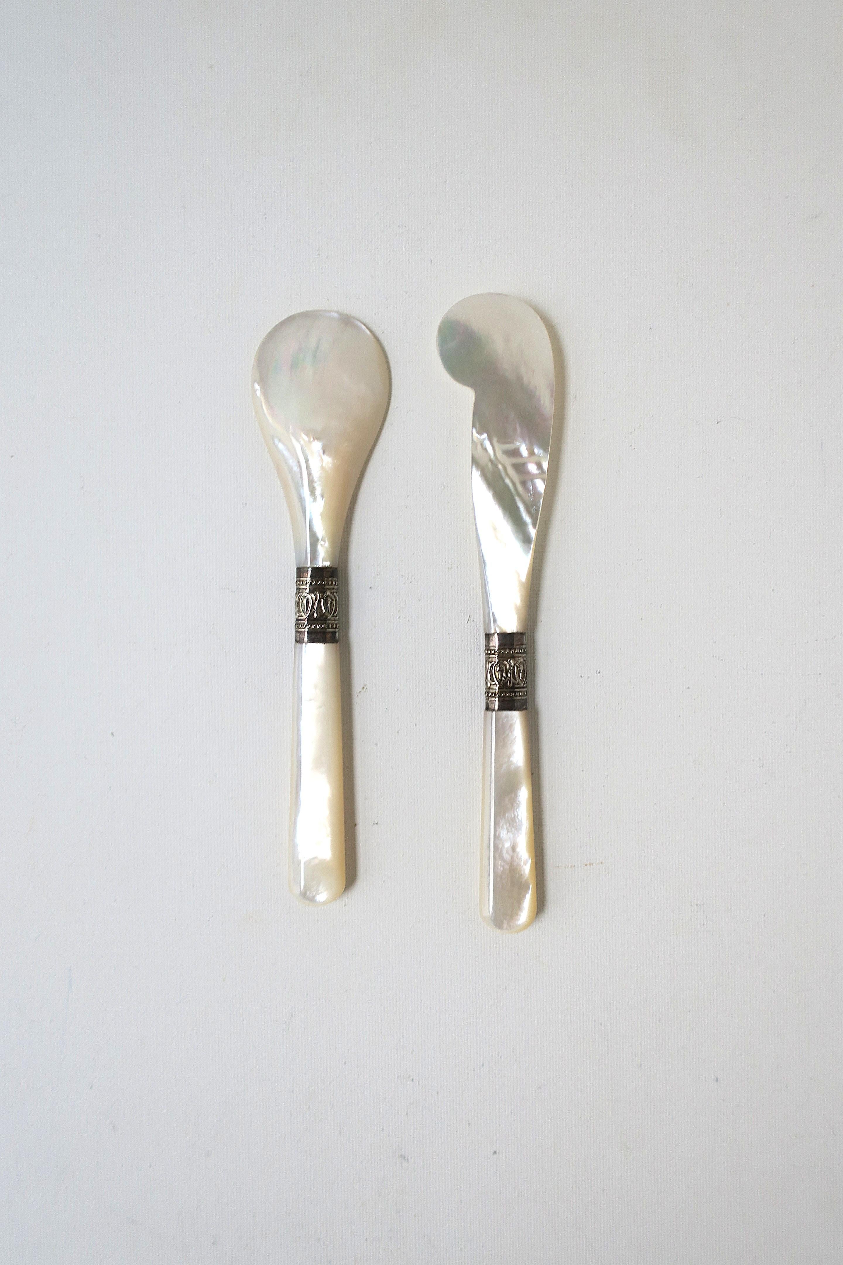 Caviar Spoon and Knife Spreader Mother of Pearl For Sale 3