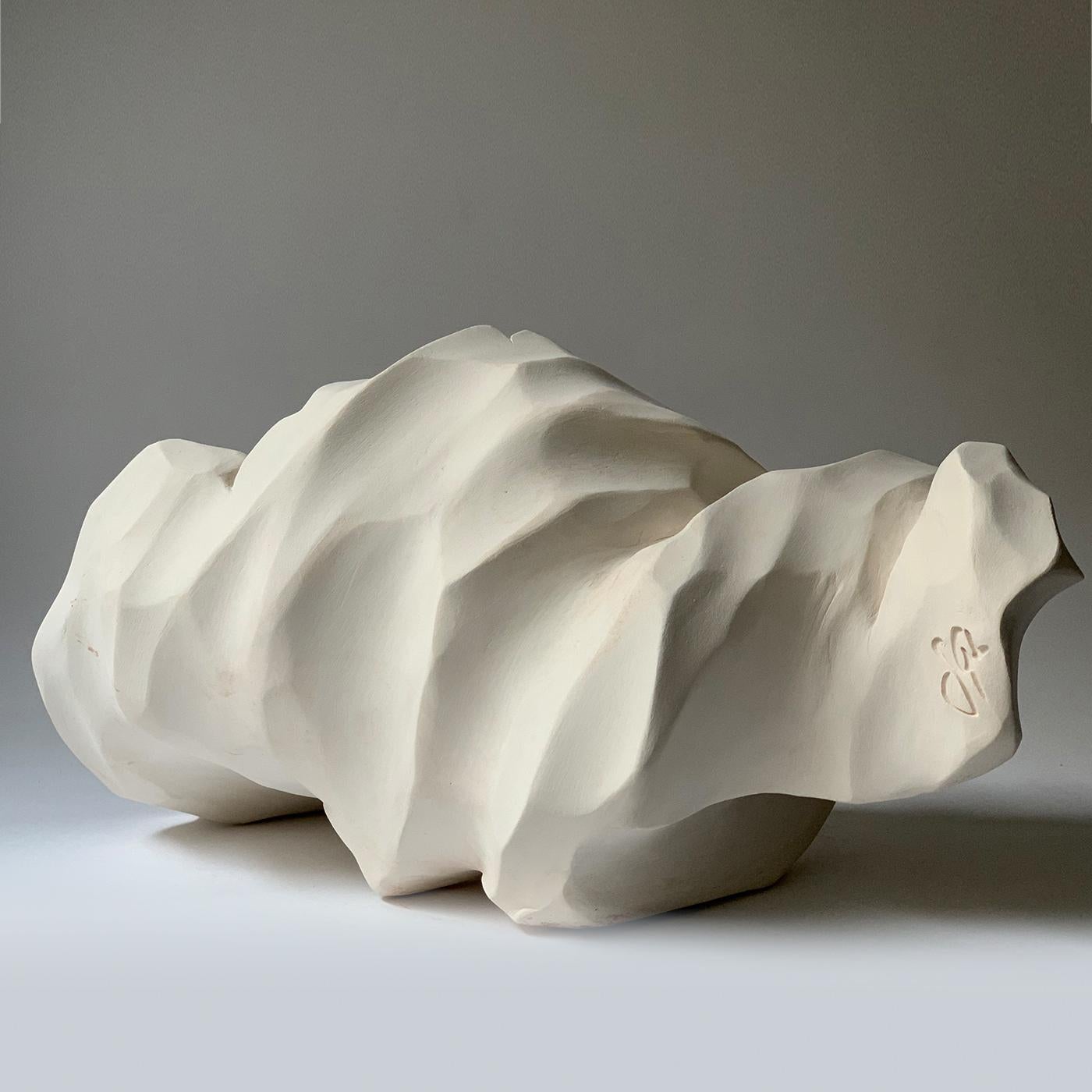 A large, central cavity defines the intriguing yet unsettling character of this spectacular sculpture, exuding fluid and dynamic qualities of elegant sophistication. Handcrafted of ceramic, it belongs to a series whose protagonist is emptiness. It