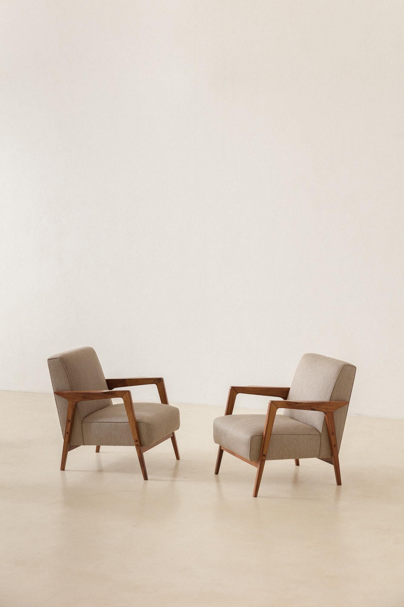 This pair of charming armchairs made around 1960 were part of the furniture of the Hotel Nacional de Brasília, inaugurated on the first official anniversary of Brasília, on April 21, 1961. With a solid Caviuna structure and a single piece of