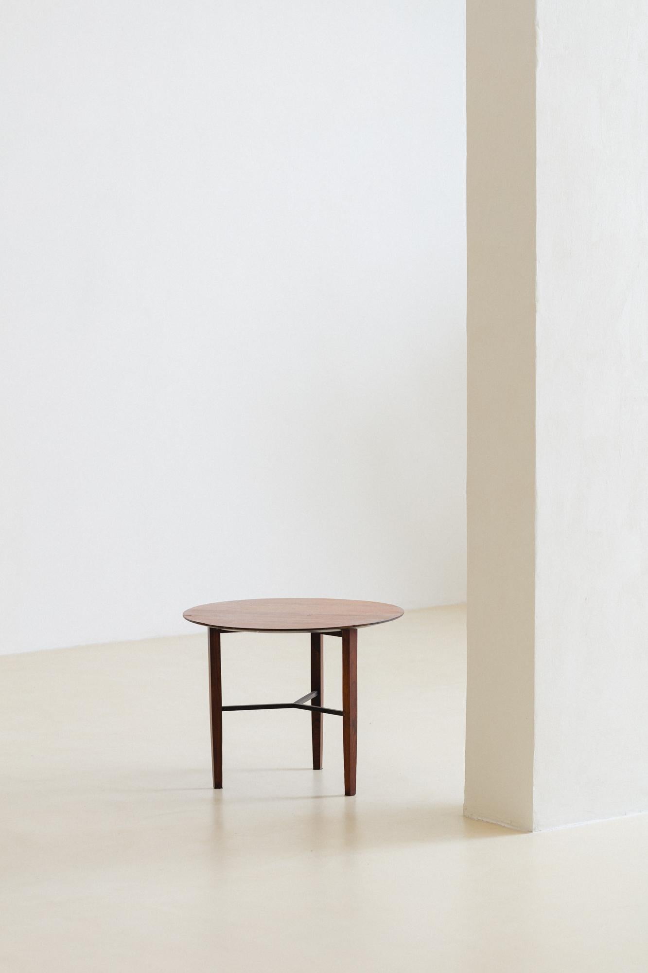 The wood pieces produced by Forma S.A. Móveis e Objetos de Arte during the 1950s and 1960s in Brazil are incredibly well-designed and executed. This round side table made of Caviuna is a beautiful combination of simplistic design and excellent