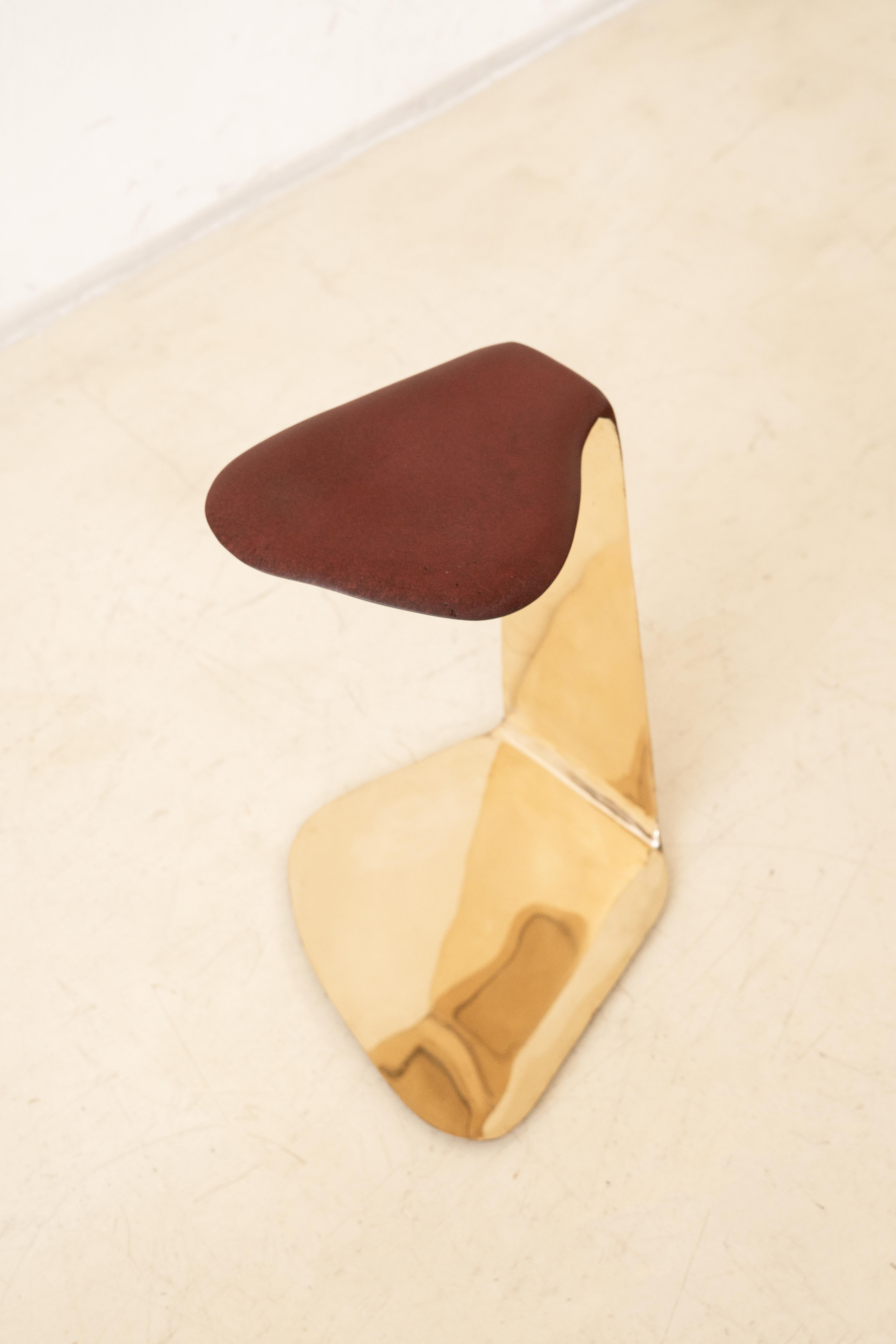 Mesa auxiliar Cavo con pátina roja de Lucas Recchia, 2025 Patinado en venta