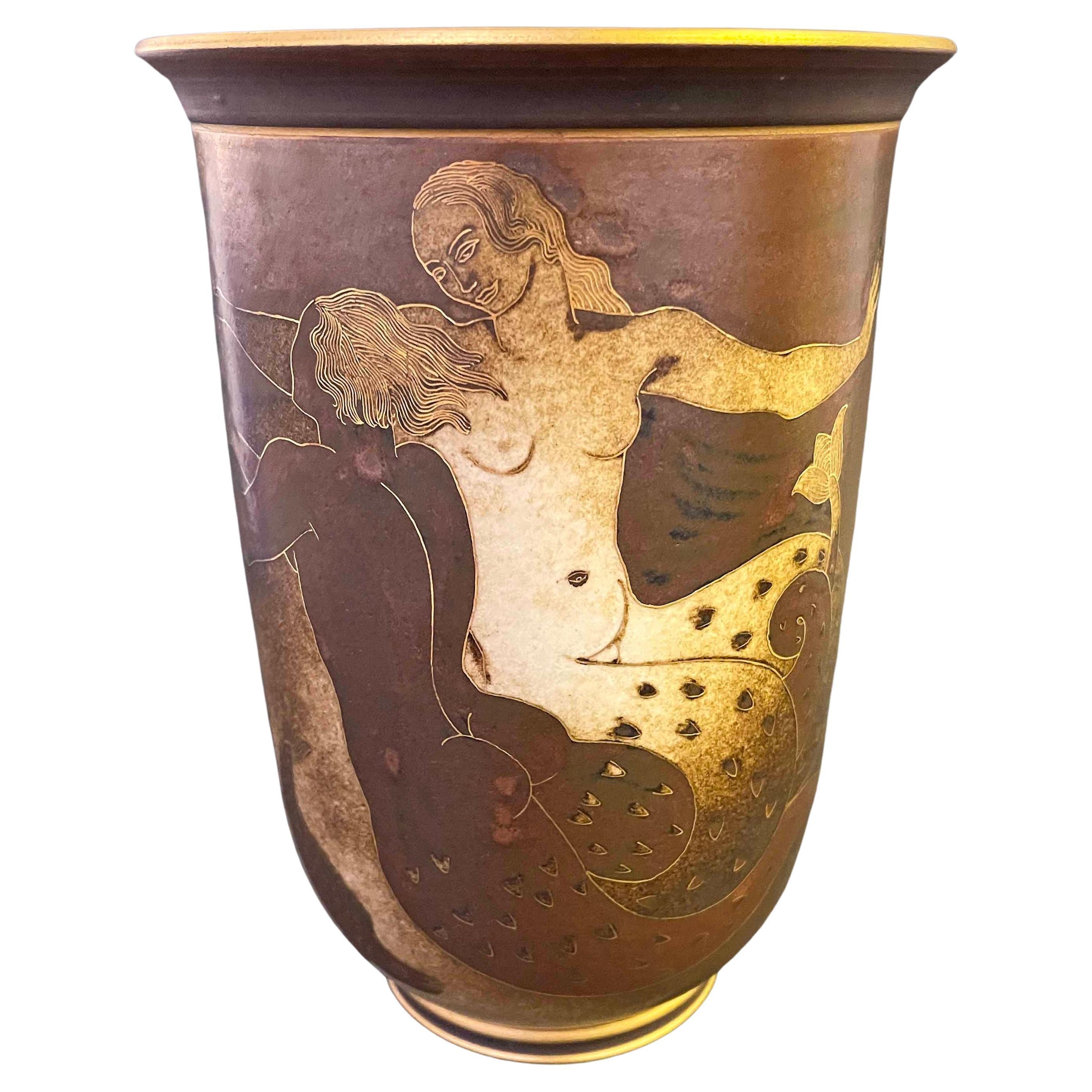 Vase Art Déco insolite et sensuel Flambe "Cavorting Mermaids" avec or de Nylund en vente