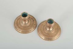 CAWA, Dänemark. Paar Kerzenständer aus massivem Messing mit rundem Sockel.