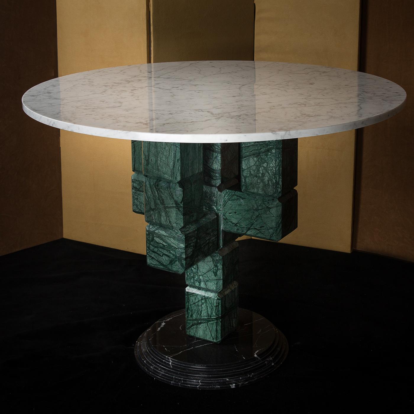 A stunning object of functional decor, this elegant dining table combines the traditional strength of marble with a modular structure that shows outstanding lightness. A superb addition to a modern dining room or large entryway, the white marble top
