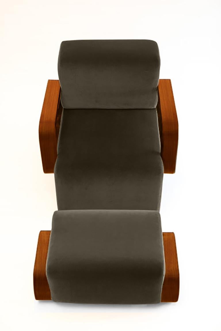 Der Loungesessel Cayenne ist eine geschickte Hommage an das Design der Jahrhundertmitte. Die Designerin Marie Burgos hat die klaren Linien, die die Sitzmöbel jener Zeit prägten, aufgegriffen und ihnen eine neue, luxuriöse Schlichtheit verliehen. Die