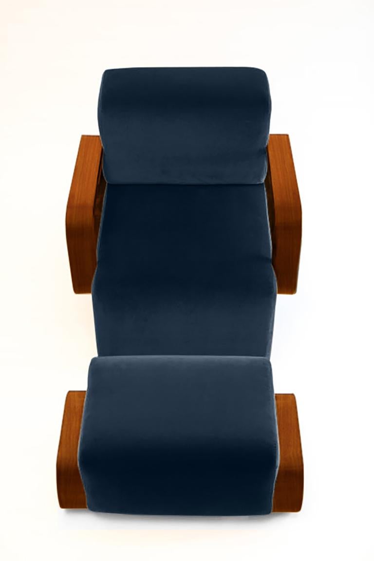 La chaise longue Cayenne est un hommage habile au design du milieu du siècle. La designer Marie Burgos a repris les lignes épurées qui définissaient les sièges de cette époque et leur a donné une nouvelle simplicité luxueuse. Le rembourrage en