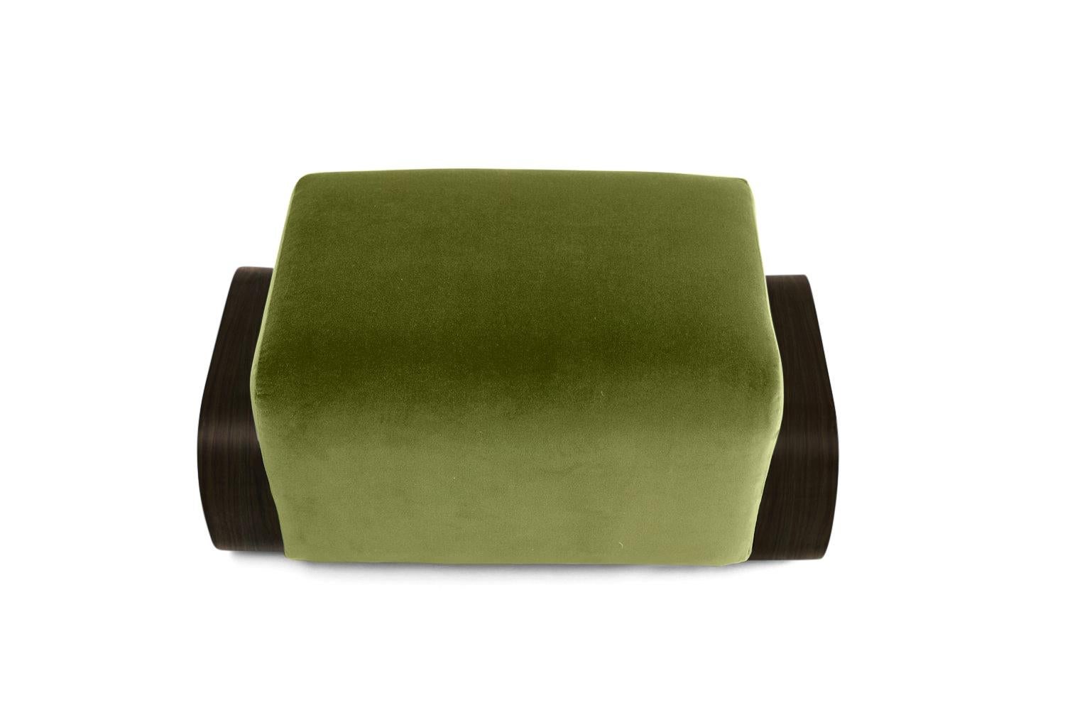 Der Sessel und die Ottomane Cayenne sind eine geschickte Hommage an das Design der Jahrhundertmitte. Die Designerin Marie Burgos hat die klaren Linien, die die Sitzmöbel jener Zeit prägten, aufgegriffen und ihnen eine neue, luxuriöse Schlichtheit