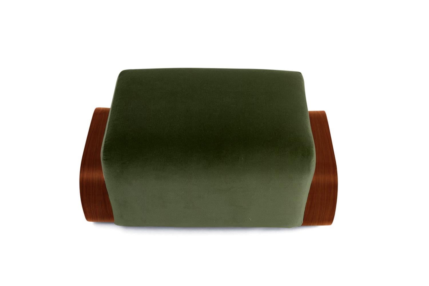 Der Sessel Cayenne und der Ottoman sind eine geschickte Hommage an das Design der Jahrhundertmitte. Die Designerin Marie Burgos hat die klaren Linien, die die Sitzmöbel jener Zeit prägten, aufgegriffen und ihnen eine neue, luxuriöse Schlichtheit