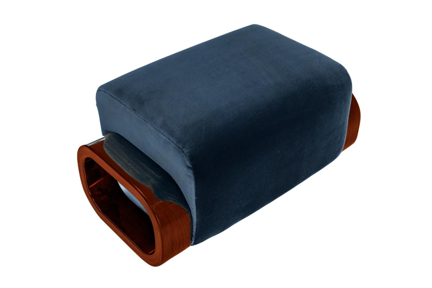 Mid-Century moderno Pouf Cayenne, Velluto oceano / Vernice lucida marrone Oak massiccio in vendita