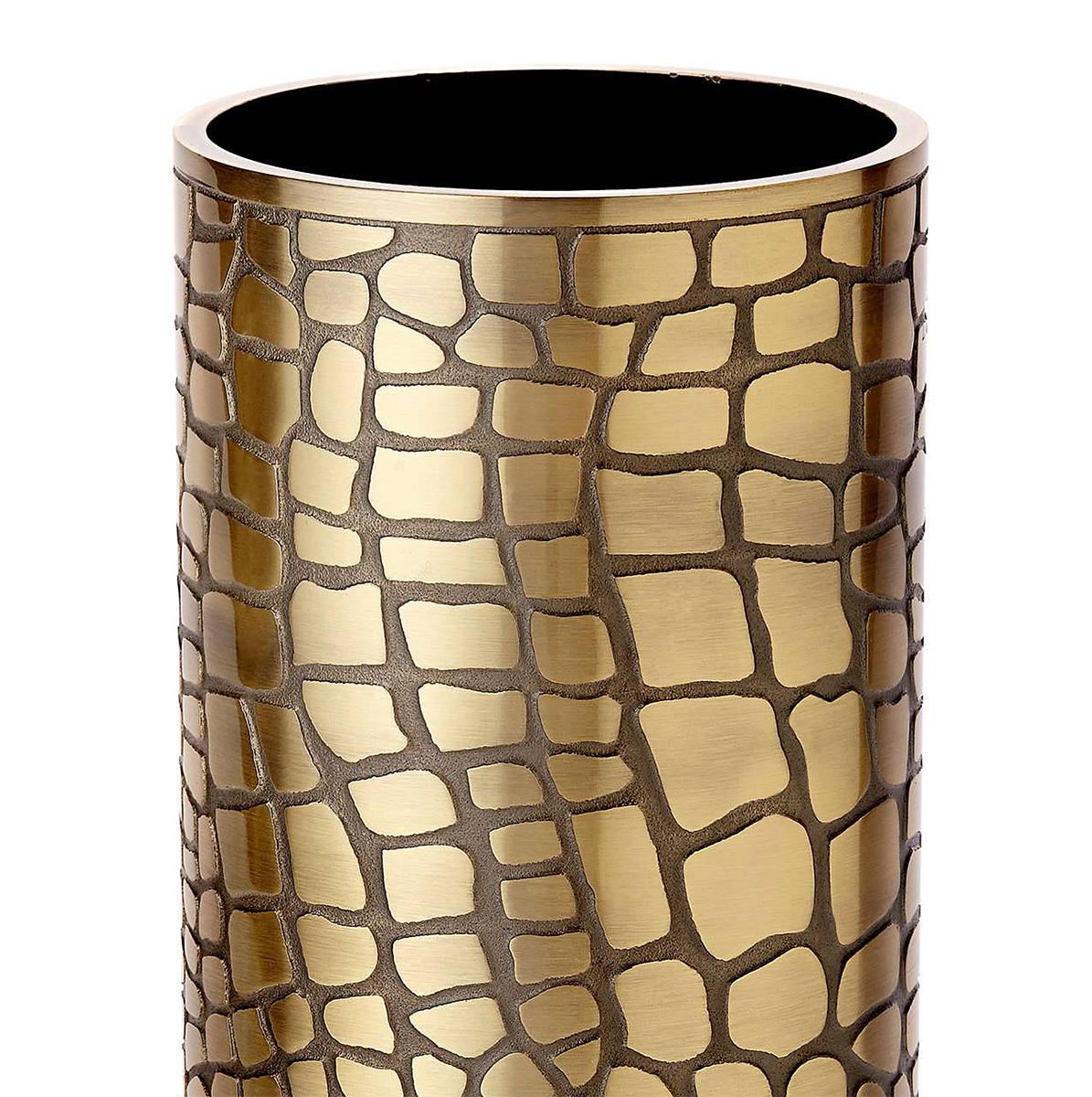 Vase Cayman brass in solid brass.
Delivered in a luxury gift box.
In diameter 12cm x H 30cm. Price: 590,00€
Also available in diameter 8cm x H 15cm. Price: 370,00€.