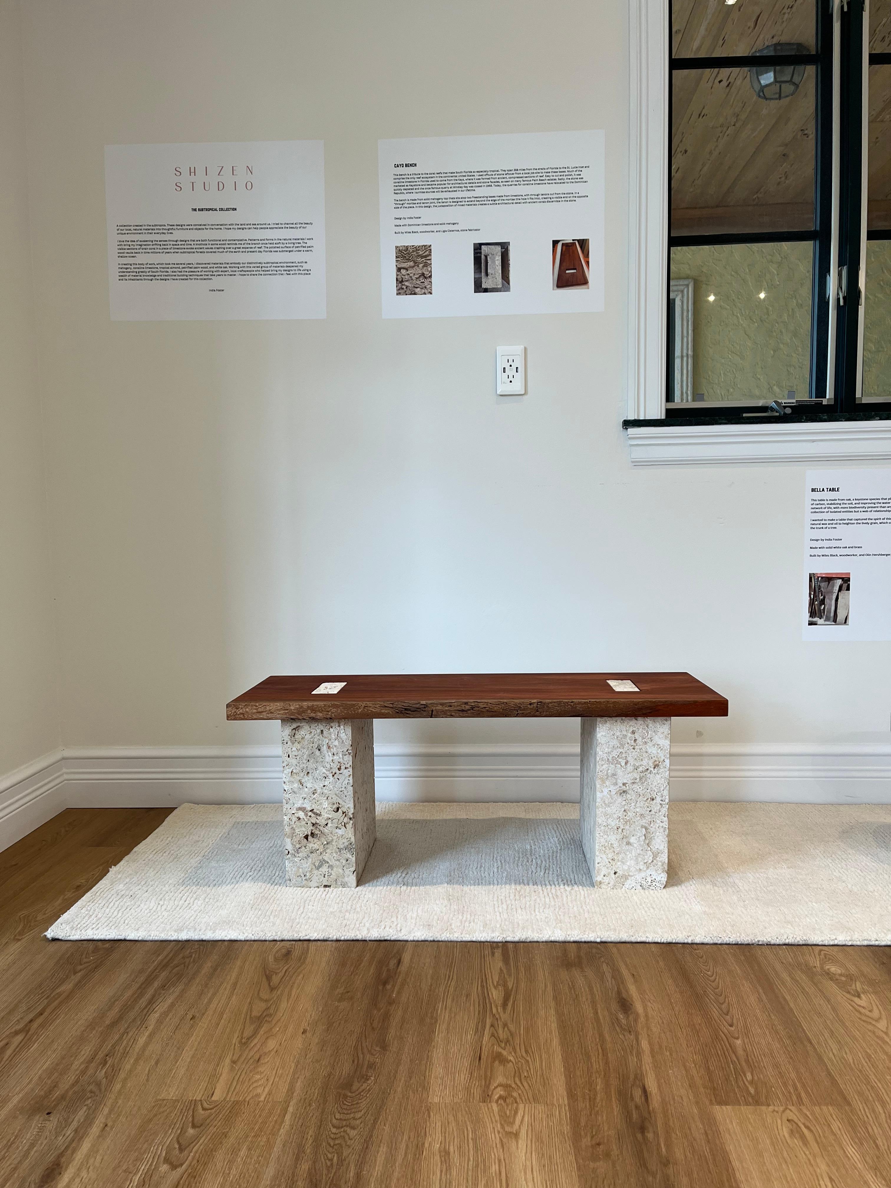 Ce banc est fabriqué avec des bases en pierre calcaire et un plateau en bois massif, qui peut être en acajou, en teck ou en chêne. Il peut être utilisé à l'intérieur ou à l'extérieur, selon l'espèce. 3640Ces bases sont fabriquées en calcaire
