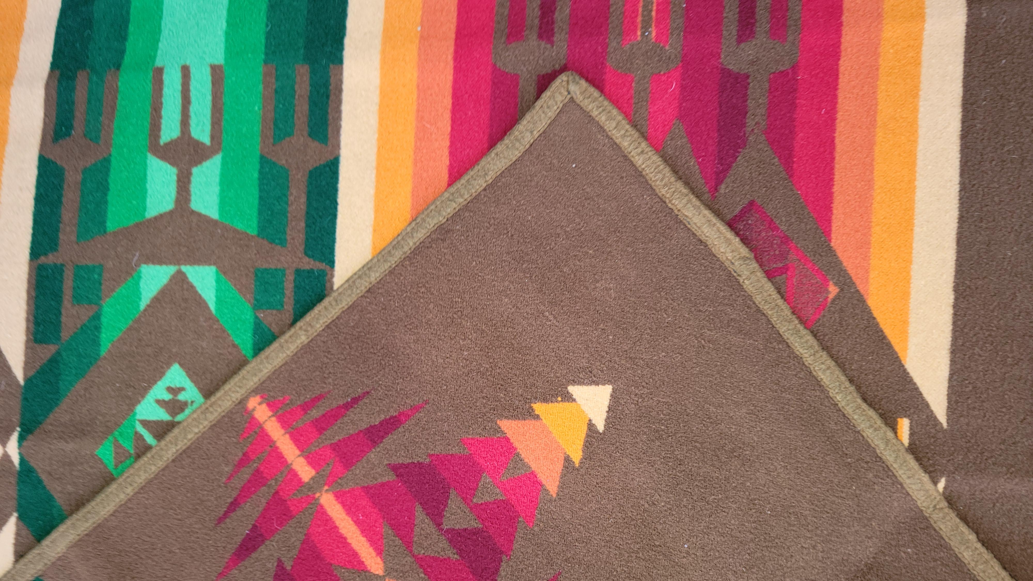 Questa incredibile coperta in lana Cayuse Pendleton con disegno indiano a doppia faccia è in ottime condizioni.