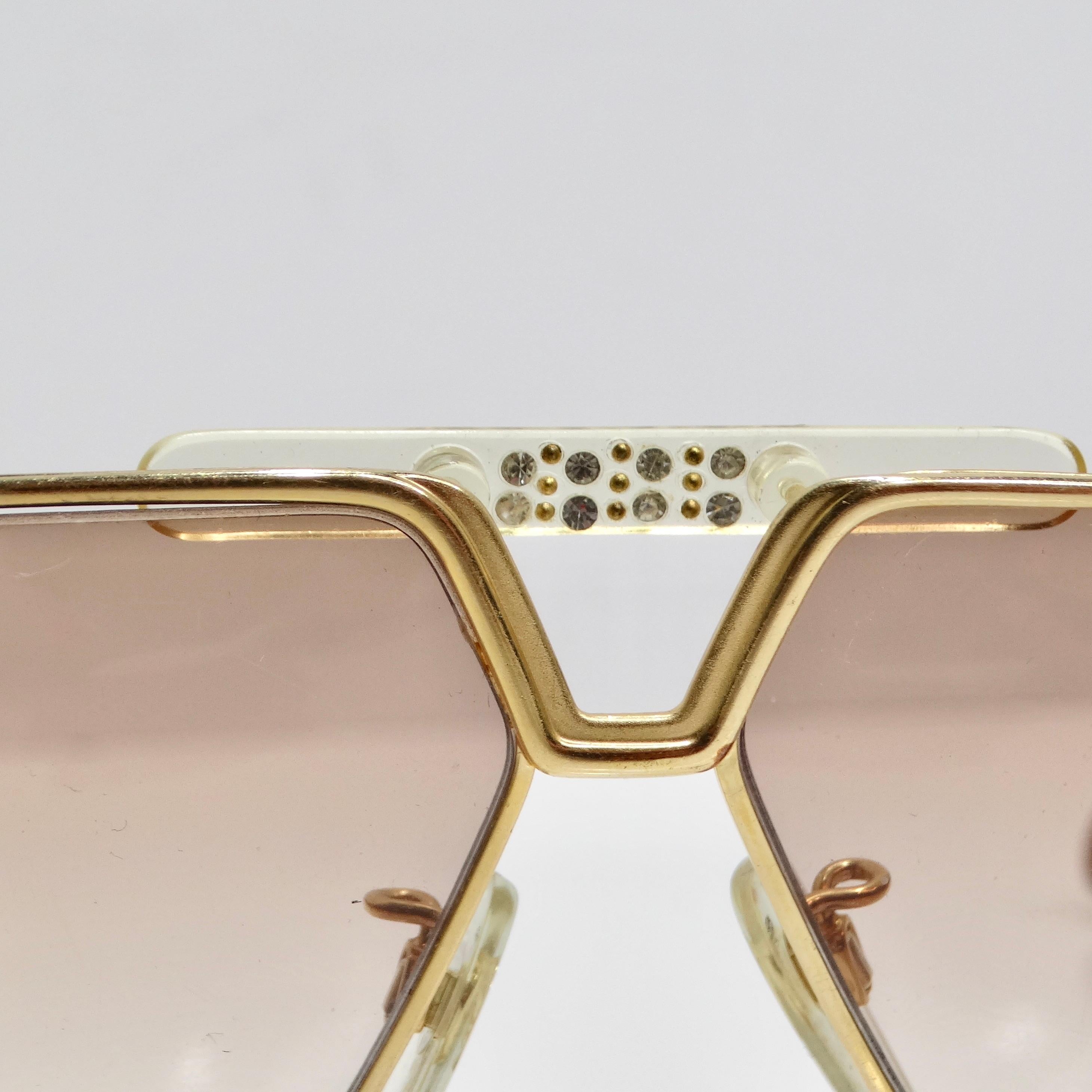 Die Cazal 1980s 951 Gold Tone Sunglasses ist ein ikonisches und aussagekräftiges Accessoire, das Luxus und Raffinesse ausstrahlt. Diese mit viel Liebe zum Detail gefertigte Sonnenbrille besticht durch ein zeitloses Design und eine vielseitige