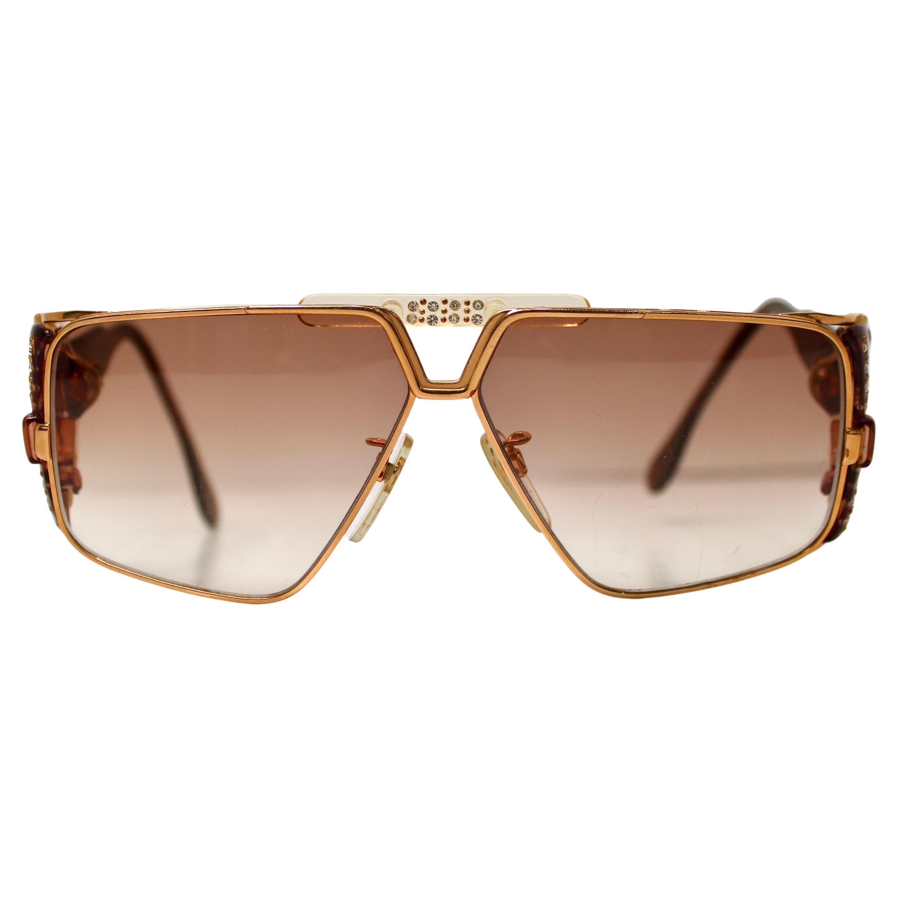 Cazal 951 Oversized Gold-Tone Rhinestone Embellished Sunglasses (lunettes de soleil surdimensionnées ornées de strass)