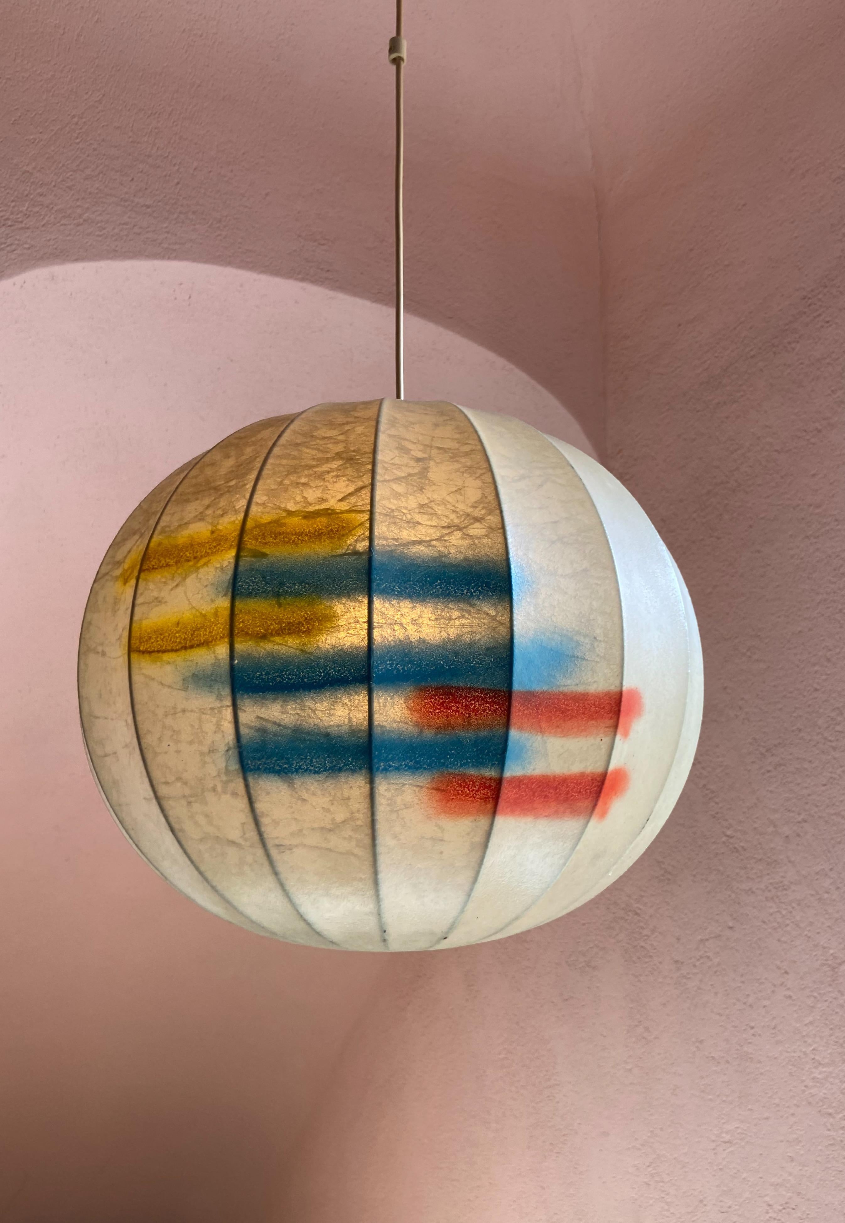 Ti presentiamo l'incredibile Cocoon Balloon Lamp di Cazal Creation, una vibrante lampada a sospensione che spicca in qualsiasi ambiente. A differenza delle classiche lampade a bozzolo, questo design unico presenta colori diversi su ogni lato,