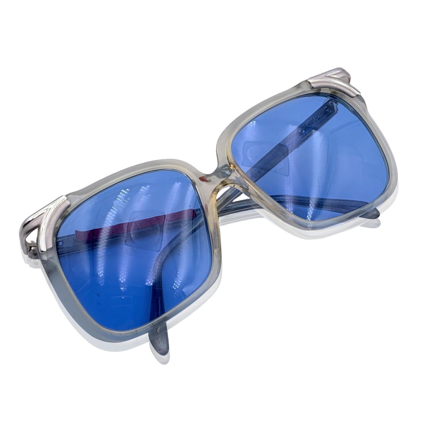 Vintage sonnenbrille von Cazal, mod.112 col. 01. Grauer, halbtransparenter Rahmen. Cazal-Logo auf dem Bügel. Blaue Verlaufsgläser mit 100% UV-Schutz. Hergestellt in Westdeutschland.

Einzelheiten

MATERIAL: Acetat

FARBE: Grau

MODELL: Mod.