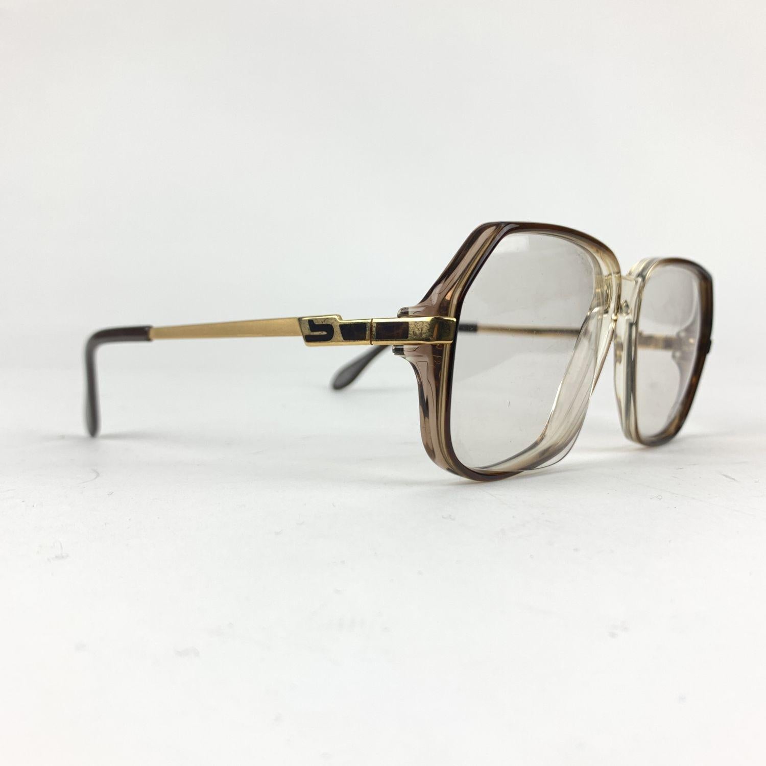 Raras gafas vintage de CAZAL Mod. 625, de los años 80. Fabricado en Alemania Occidental. Montura de acetato transparente con acento marrón y varillas de metal dorado. Lente DEMO transparente/transparente, con firma CAZAL. Modelo refs: Mod. 625 -