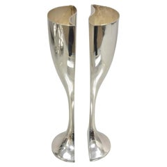 Cazenovia Abroad propose un gobelet de mariage en métal argenté assorti de flûtes à champagne fendues