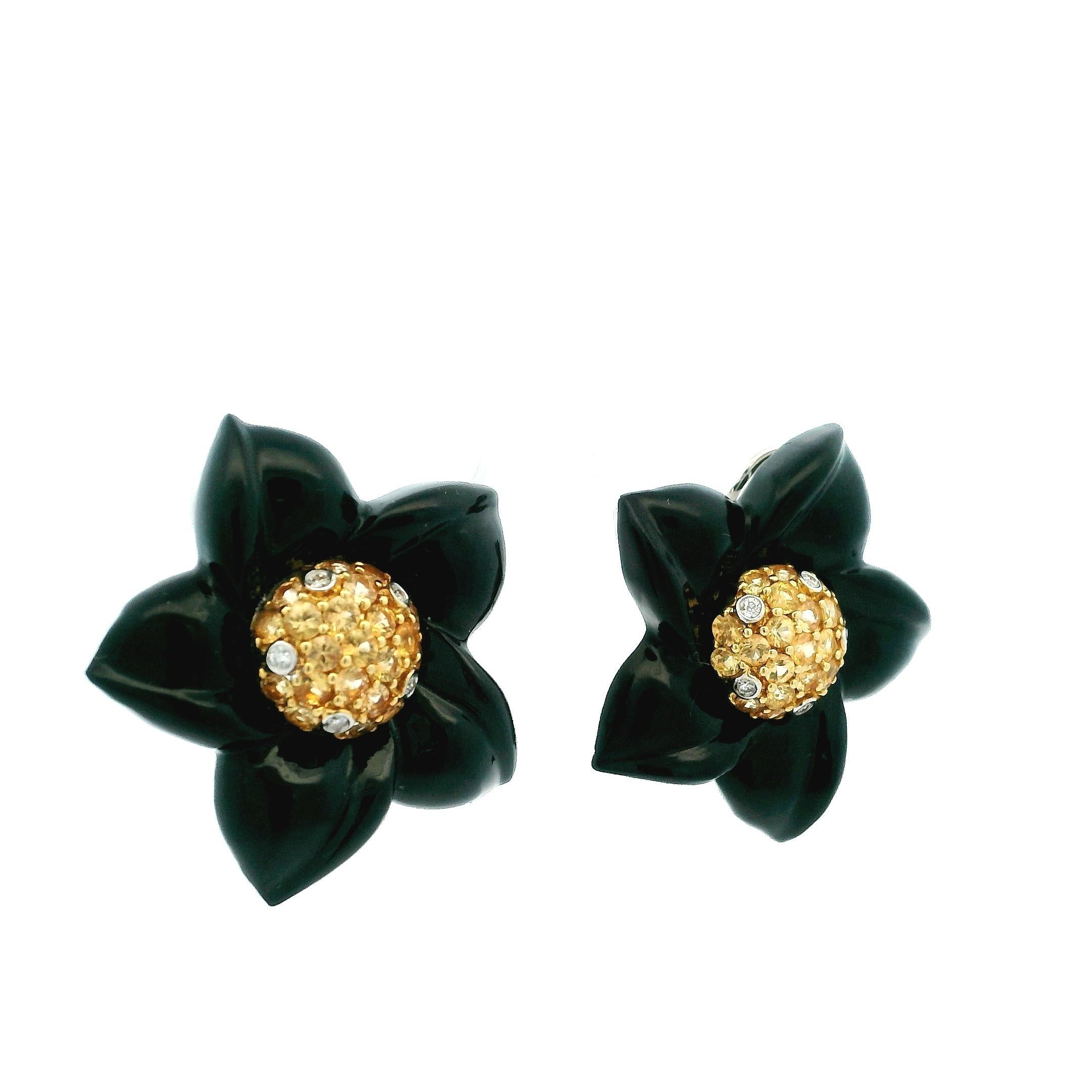 Moderniste Boucles d'oreilles italiennes Cazzaniga en onyx sculpté, saphir jaune et diamant, à motif floral en vente