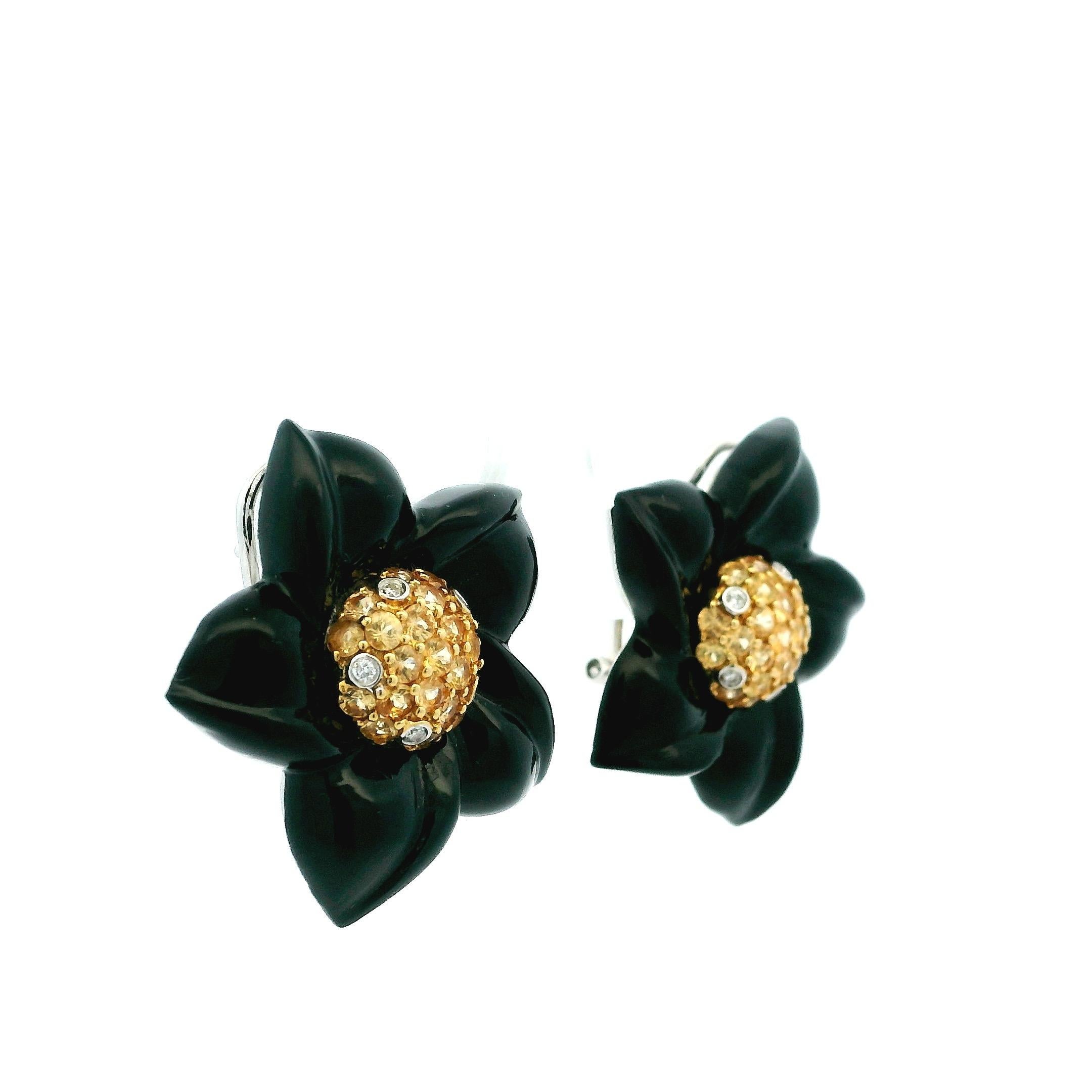 Taille mixte Boucles d'oreilles italiennes Cazzaniga en onyx sculpté, saphir jaune et diamant, à motif floral en vente