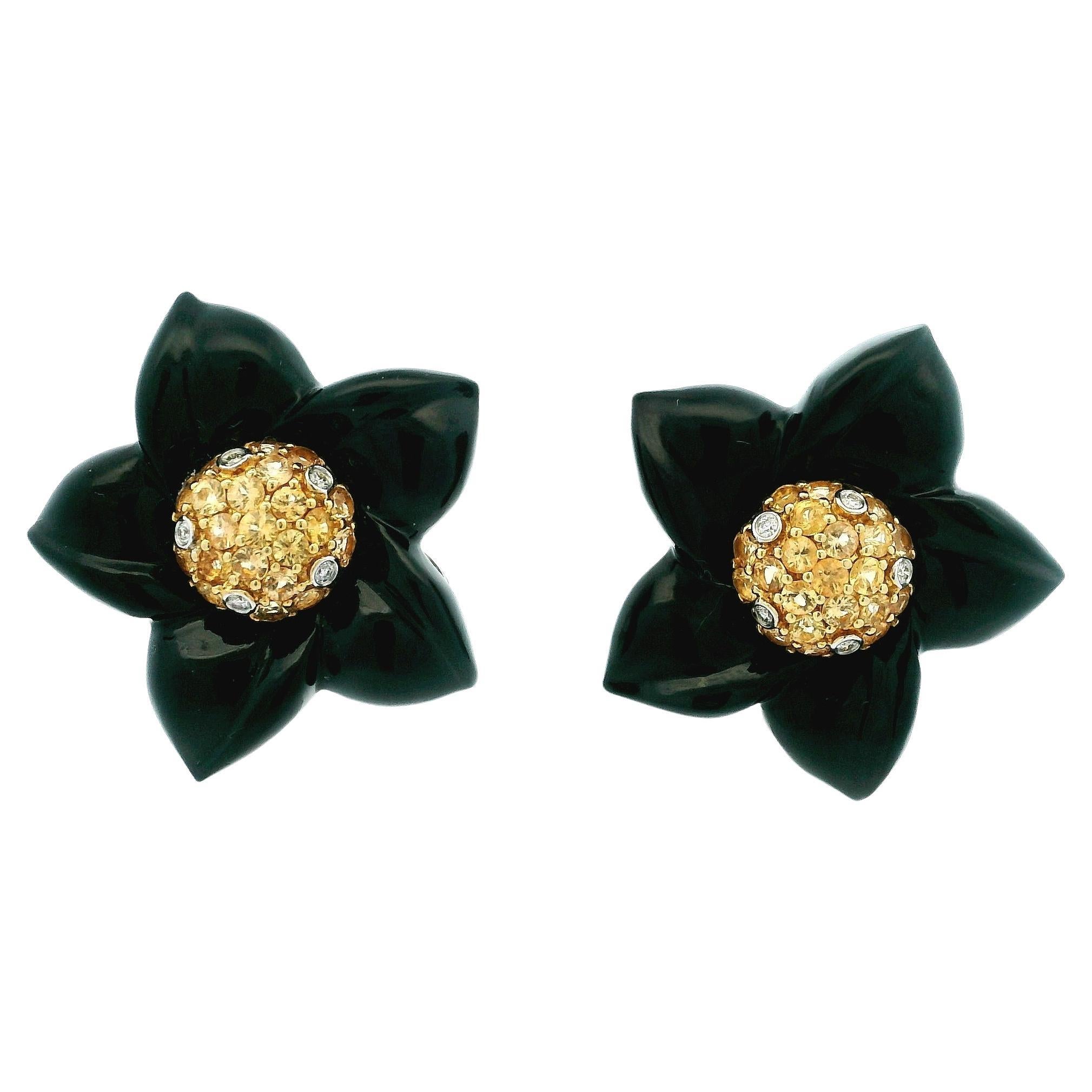 Boucles d
oreilles italiennes Cazzaniga en onyx sculpté, saphir jaune et diamant, à motif floral en vente