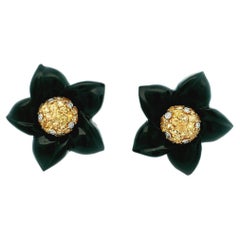 Boucles d
oreilles italiennes Cazzaniga en onyx sculpté, saphir jaune et diamant, à motif floral