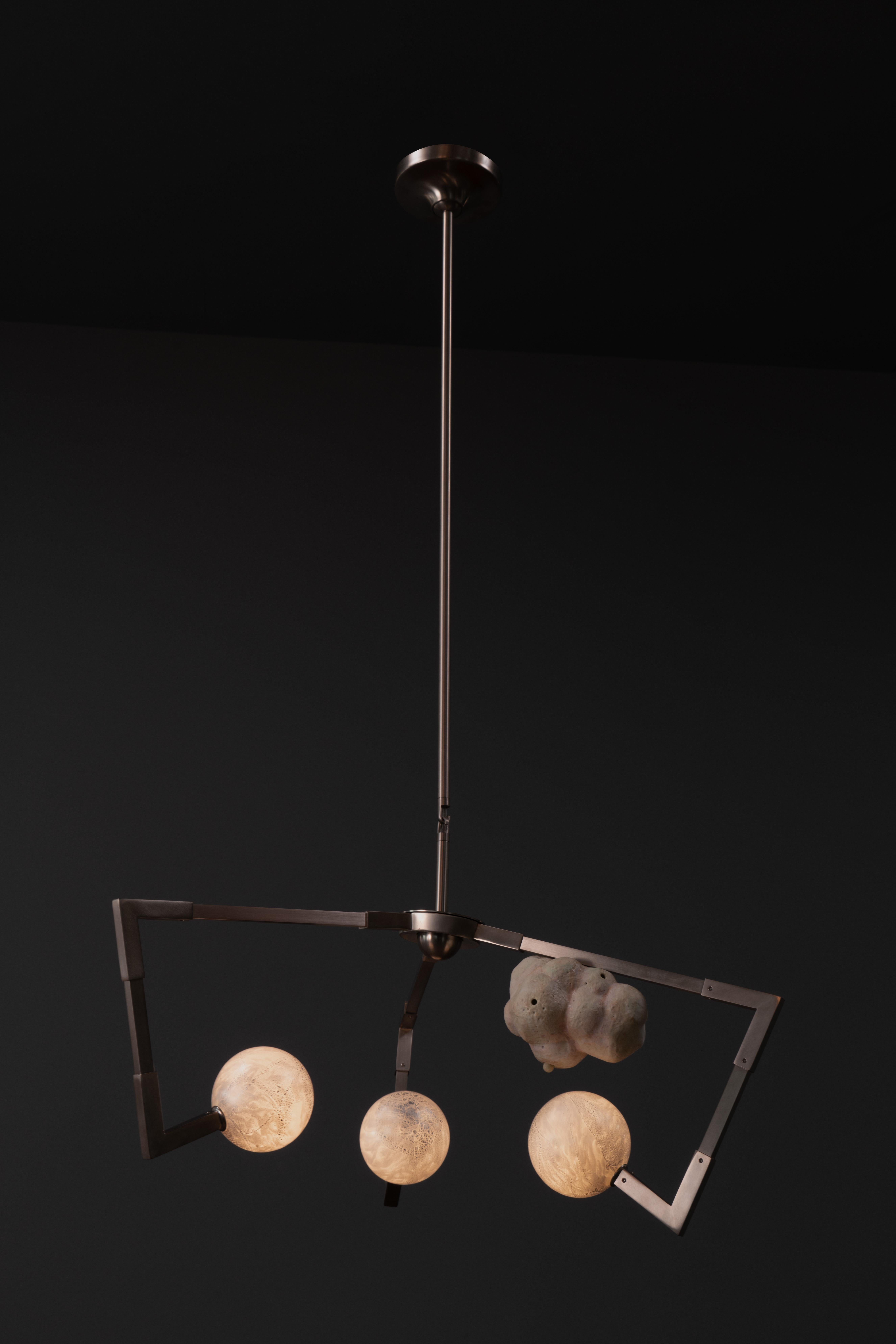 Le Luminaire SM.V1 est un luminaire de petite taille qui défie le genre avec 3 bras rayonnants en laiton, suspendus avec une légère inclinaison, comme un soul-surfer surfant sur une vague. 

En équilibre sur les bras, une ou deux formes décoratives