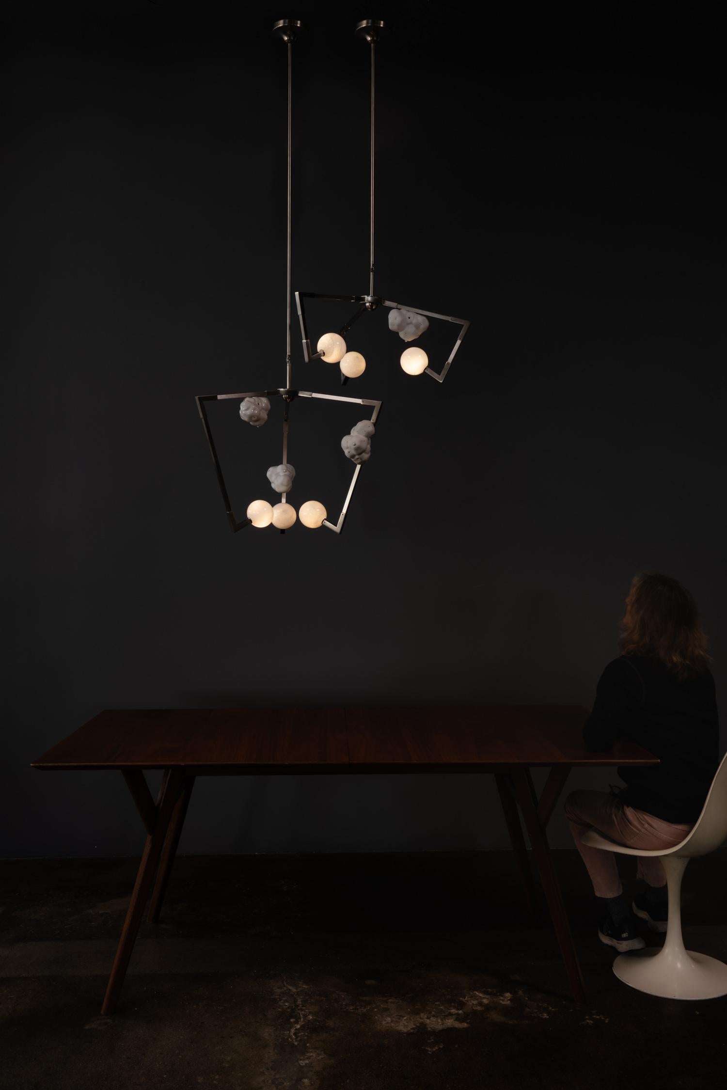Lustre CB/SM en laiton, porcelaine et verre fabriqué à la main par Andrea Claire Studio Neuf - En vente à Los Angeles, CA