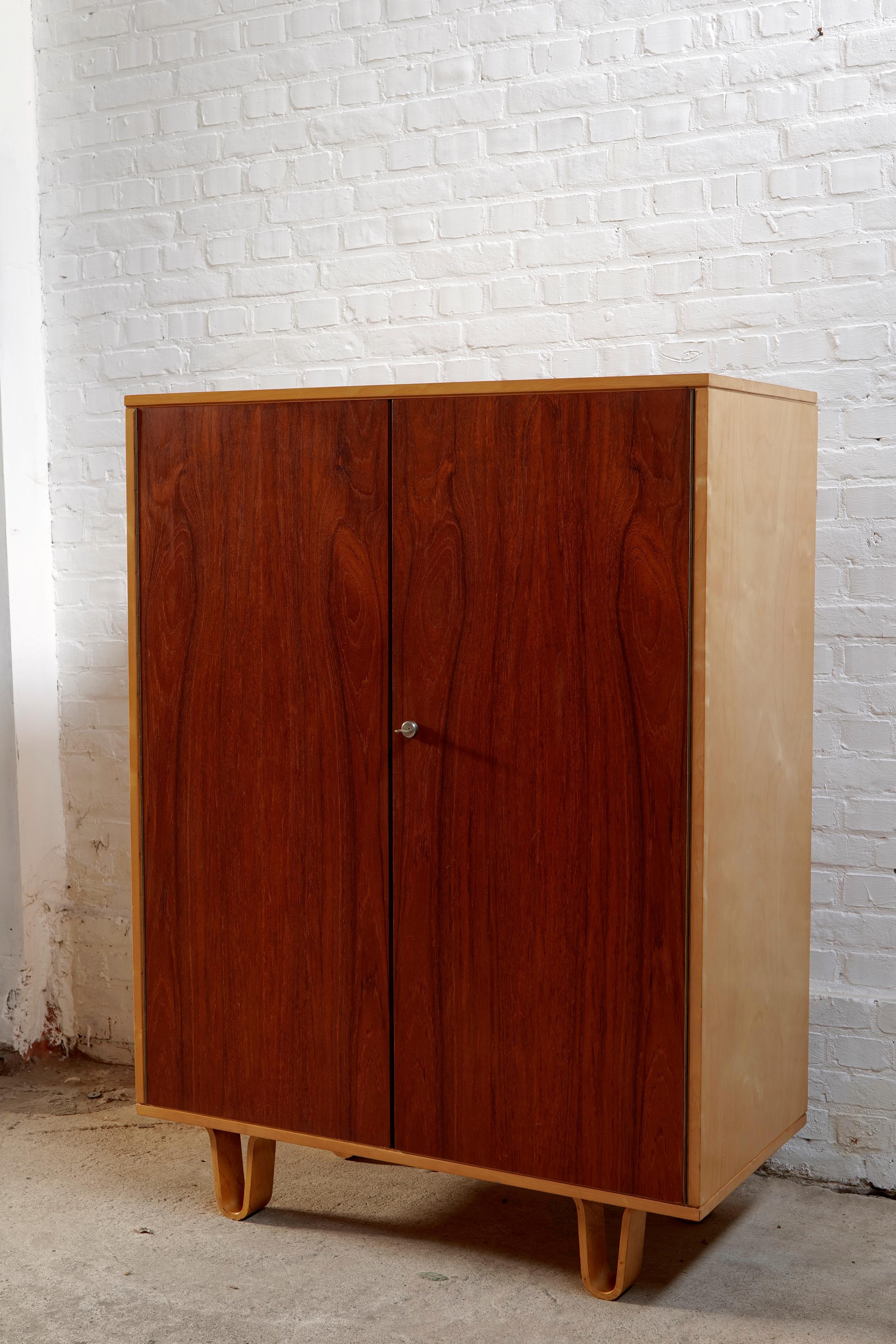 Armoire en lin du milieu du siècle, modèle CB06, conçue par Cees Braakman dans les années 1950 et fabriquée par Pastoe aux Pays-Bas. 

Il s'agit d'un exemple rare de la série birchwood avec des portes en teck plus exclusives combinées à un meuble en
