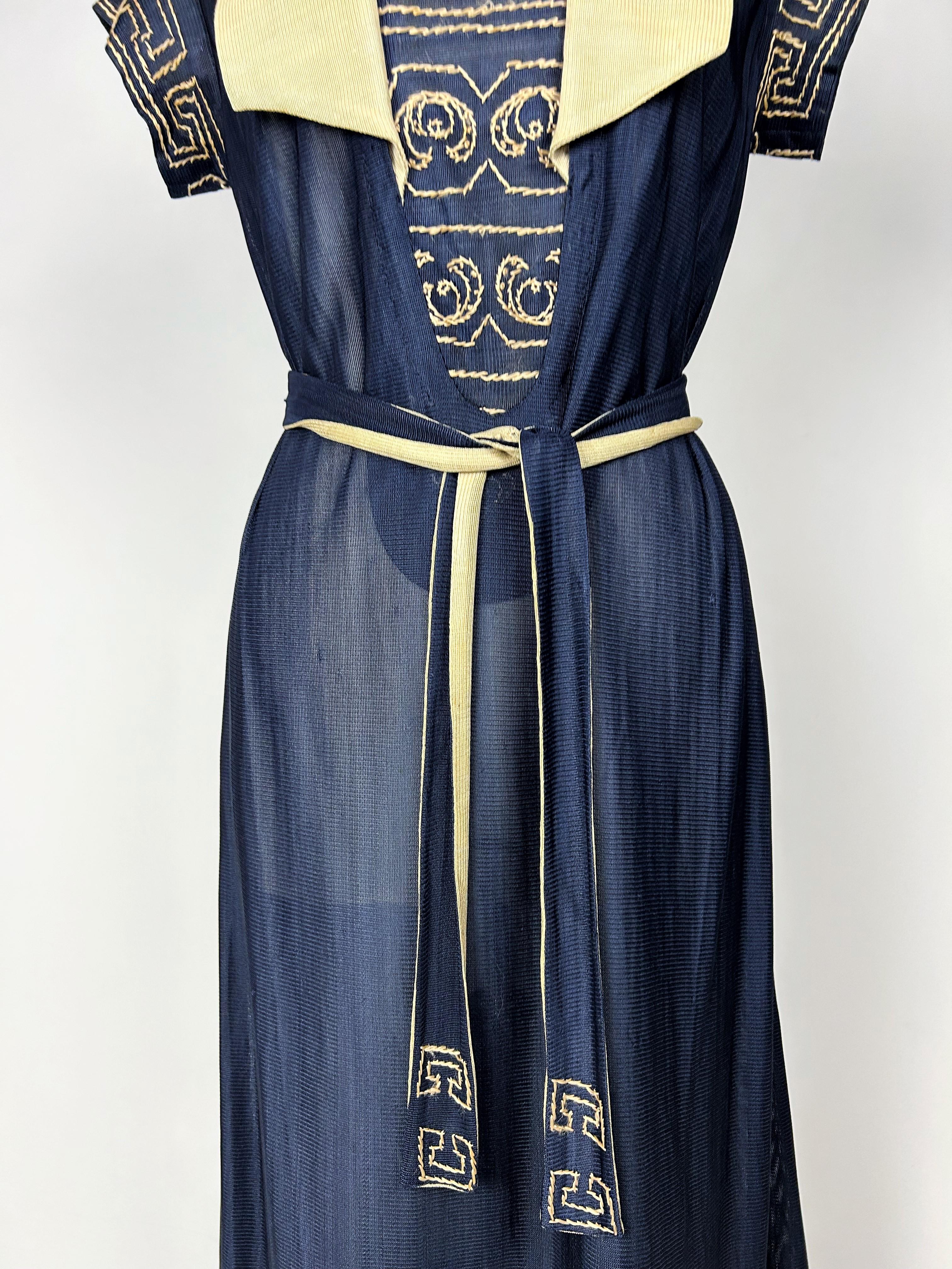 Vers 1918-1922

France

Etonnante robe Marinière en maille jersey de soie bicolore avec broderie CC dans le style de Coco Chanel qui inventa en 1917 ce type de robe de bord de mer avec la Maison Rodier. Un travail de haute couture dans l'assemblage