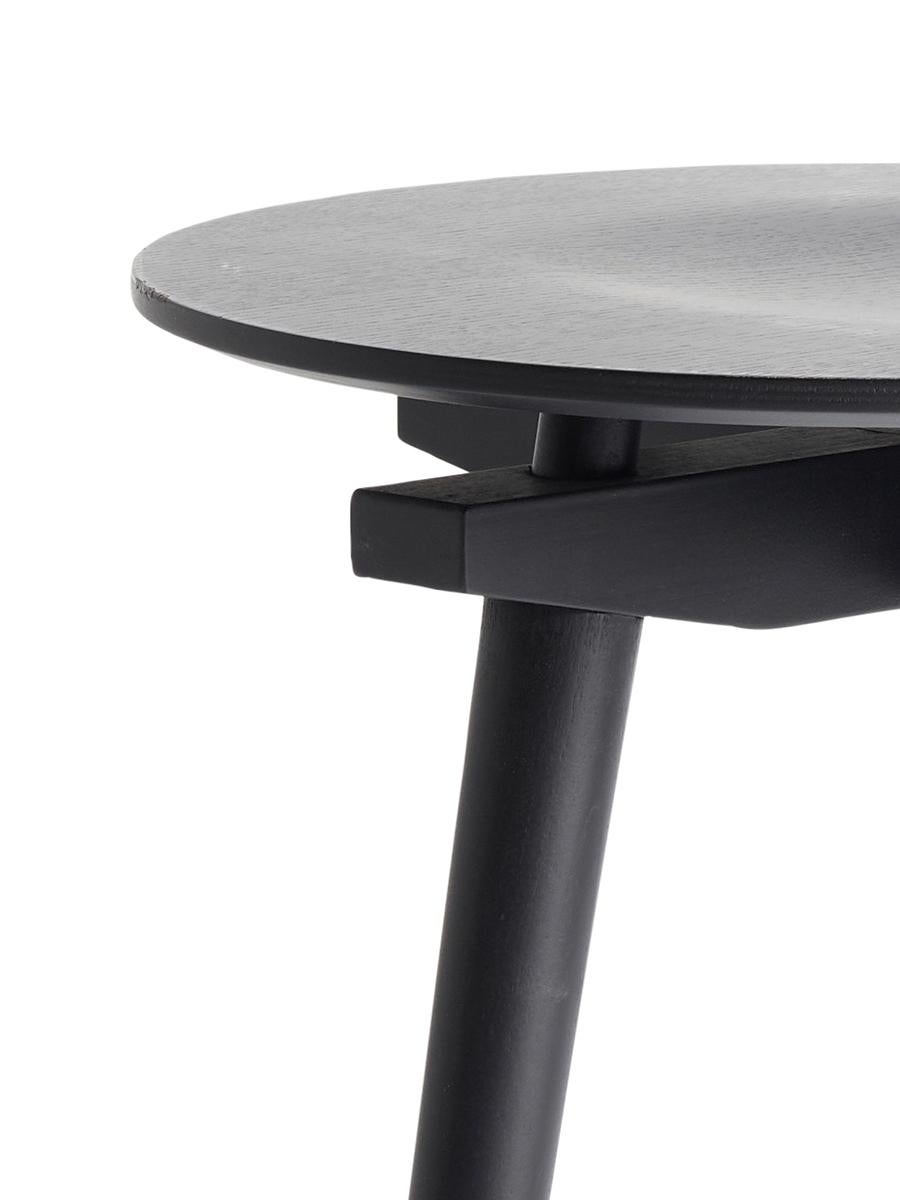 Le tabouret CC, dont le design et la finition sont similaires à ceux de la table CC, est parfaitement assorti. Idéal pour une assise occasionnelle, cet article est une version élaborée d'un tabouret en bois. Avec son cadre en bois massif et son