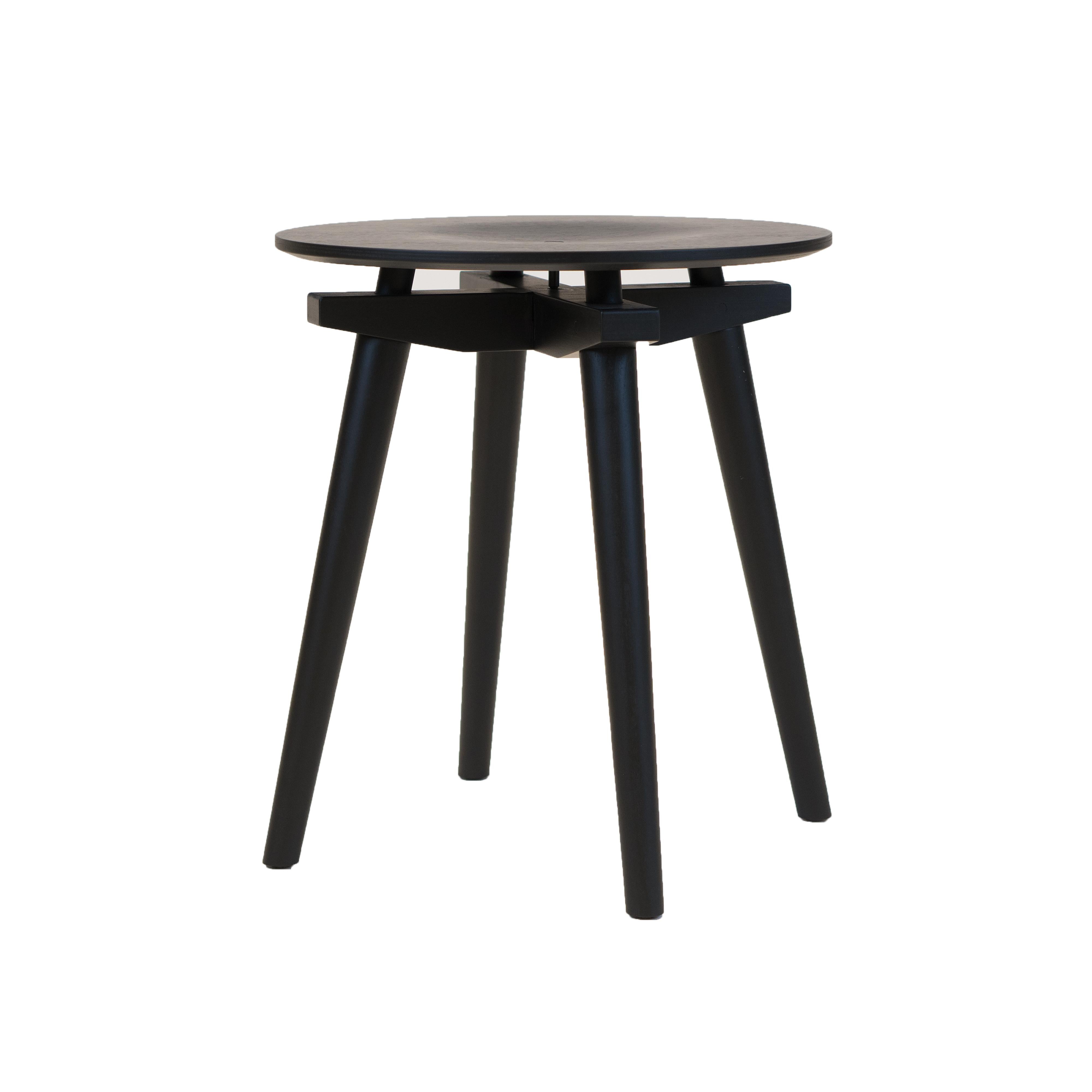 Mid-Century Modern Tabouret CC en chêne noir, cadre en bois massif et assise incurvée, hauteur 44 cm, D40 cm en vente