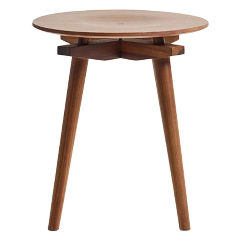 Tabouret CC en noyer naturel, cadre en bois massif et assise incurvée, H44 cm, D40 cm