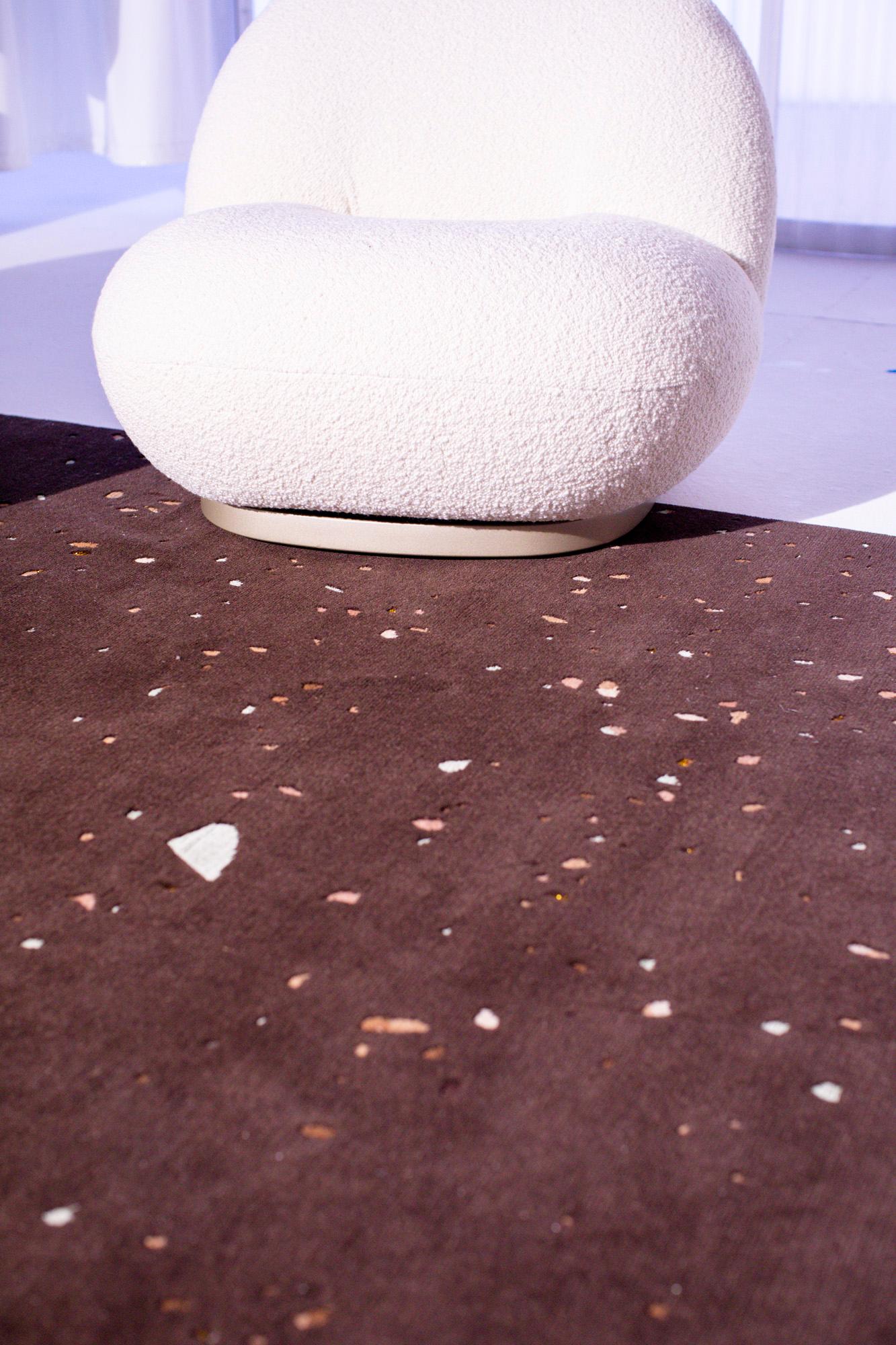 italien cc-tapis AFTERPARTY handmade rug in brown by Garth Roberts IN STOCK en vente