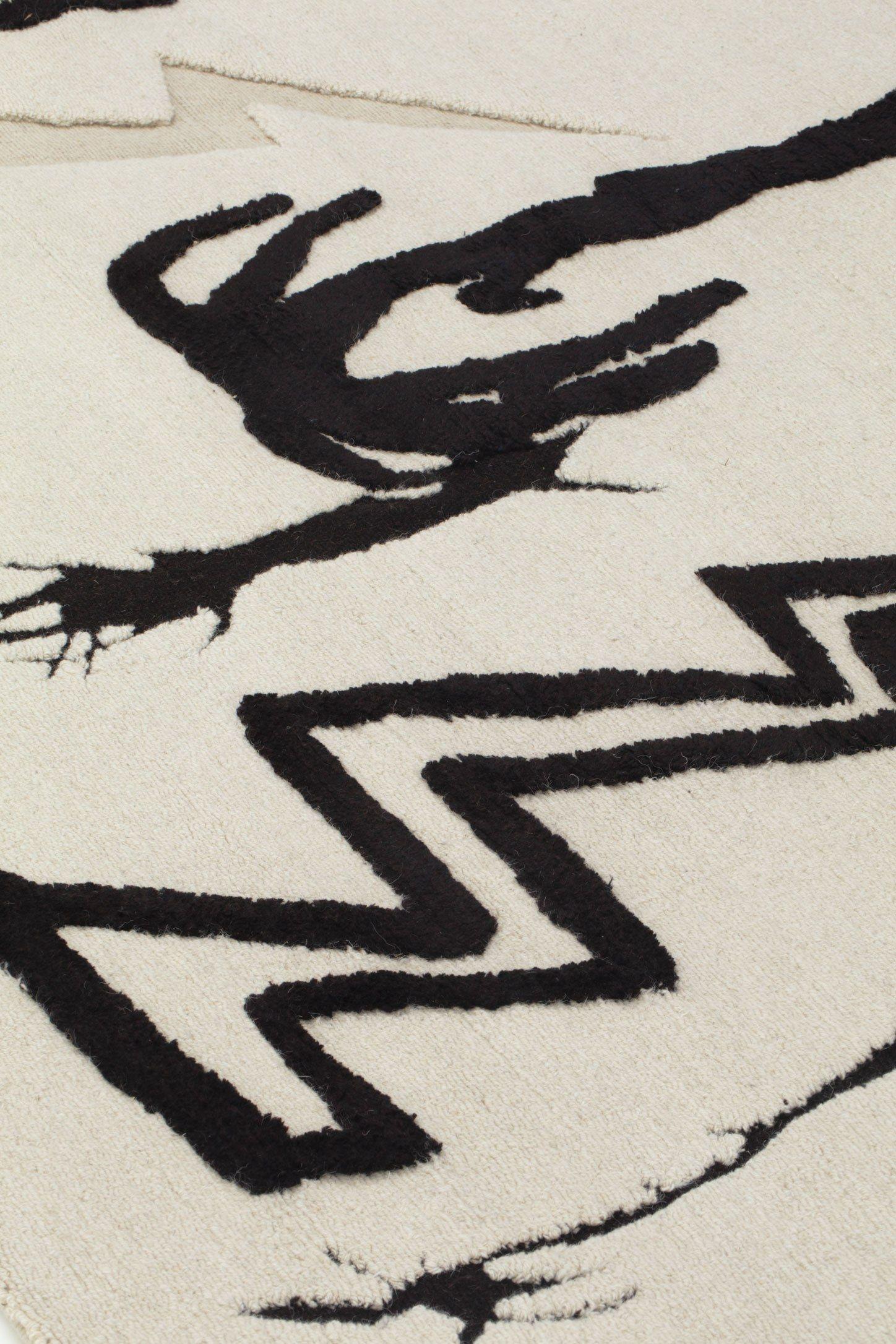 Il tappeto Ashes to Ashes Dust to Dust, disegnato ad arte da Scarlett Rouge per il rinomato marchio cc-tapis, è un lussuoso pezzo d'accento che trascende la semplice decorazione, infondendo agli spazi un'eleganza contemplativa.

Questa squisita