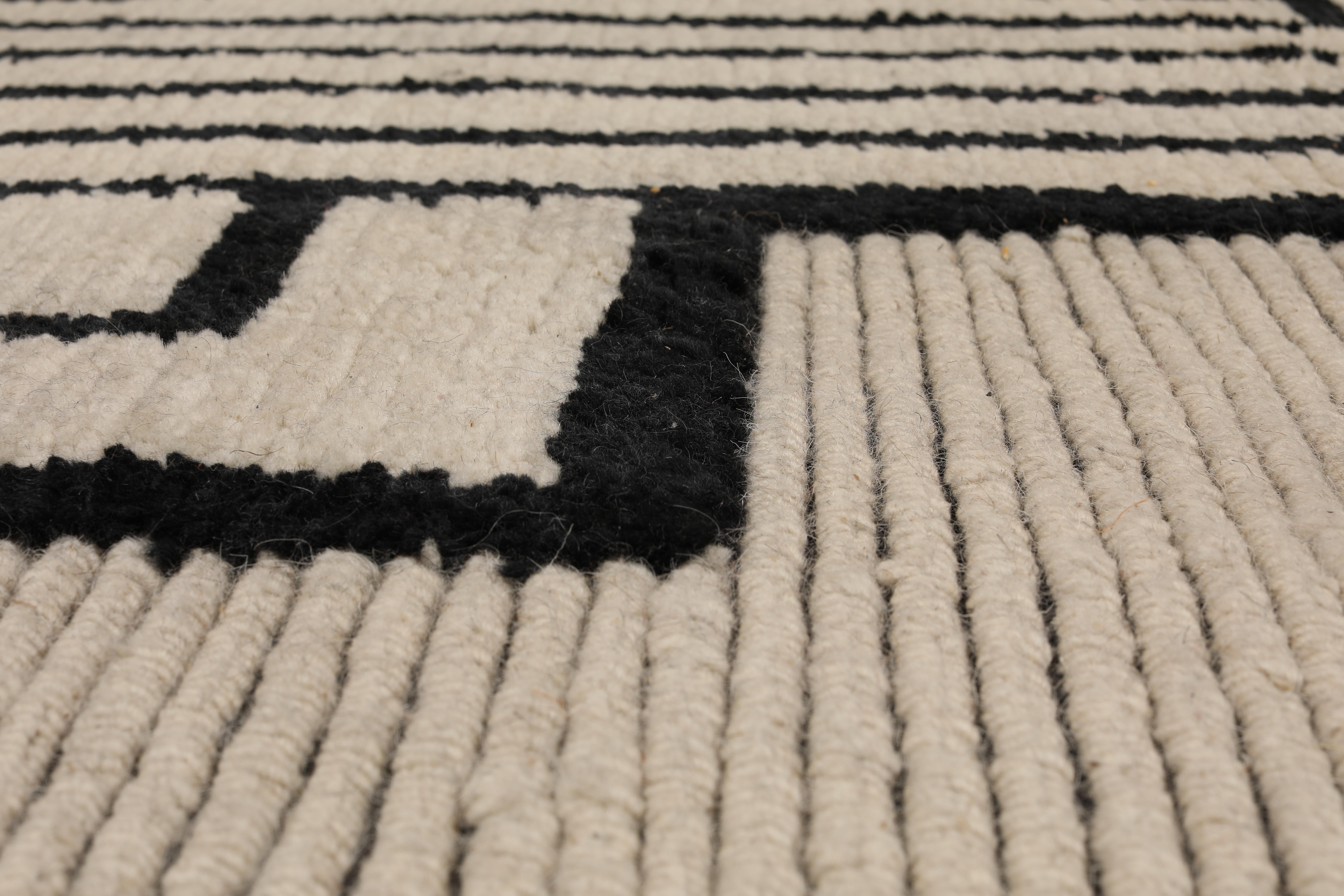 Noué à la main dans l'atelier de cc-tapis à Katmandou, au Népal. Le tapis est réalisé avec un tissage en coton et un poil en laine de l'Himalaya, provenant des environs de l'atelier. 89.000 nœuds individuels par mètre carré environ. La vente de