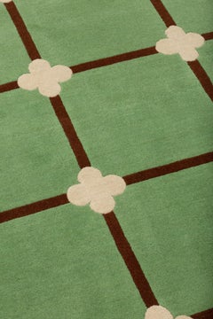 cc-tapis Chateau Flower Grid Großer Teppich mit Blumenmuster von Luke Edward Hall