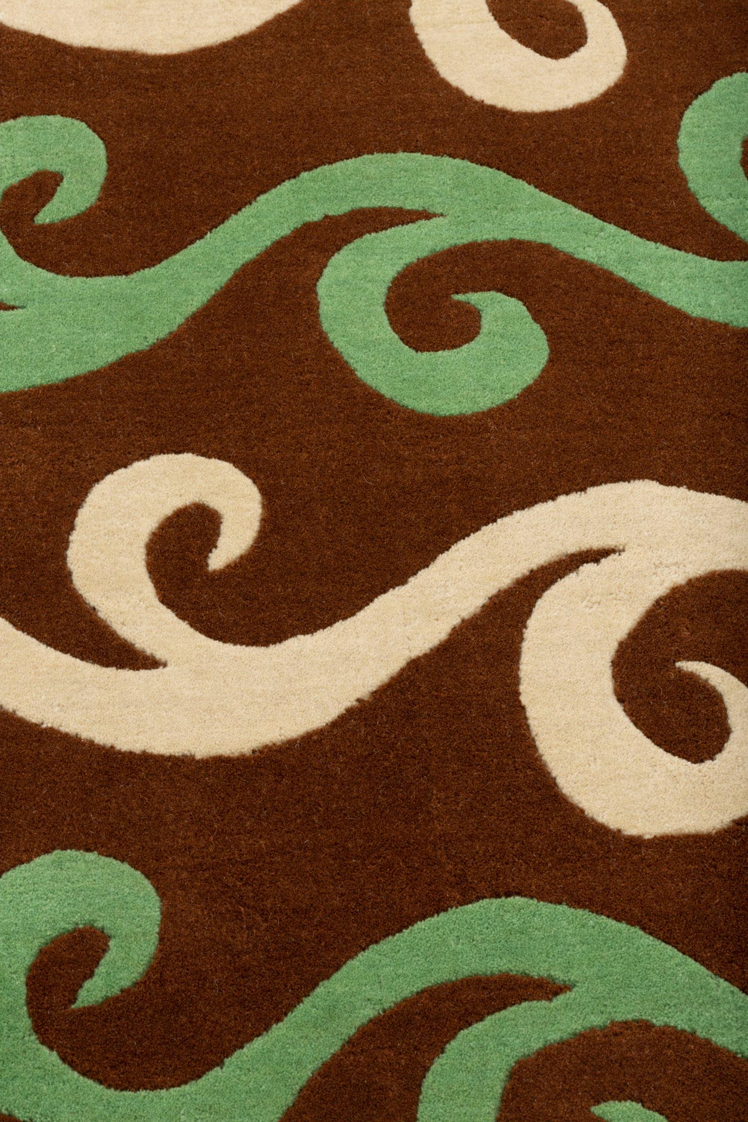 Tappeto jacquard in pura lana con design ispirato alle illustrazioni di gioielli degli anni '20 scoperte da Luke nella collezione di un museo. 