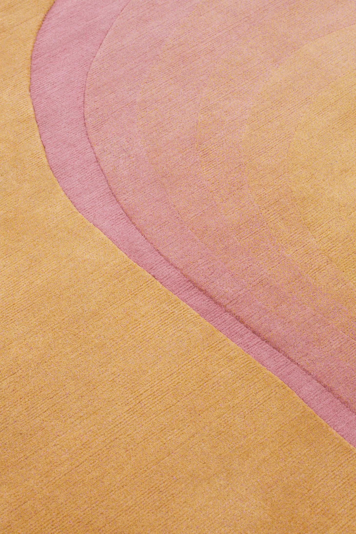 cc-tapis Chroma Radiate Yellow Pink Round Rug by Germans Ermičs - EN STOCK Neuf - En vente à Brooklyn, NY