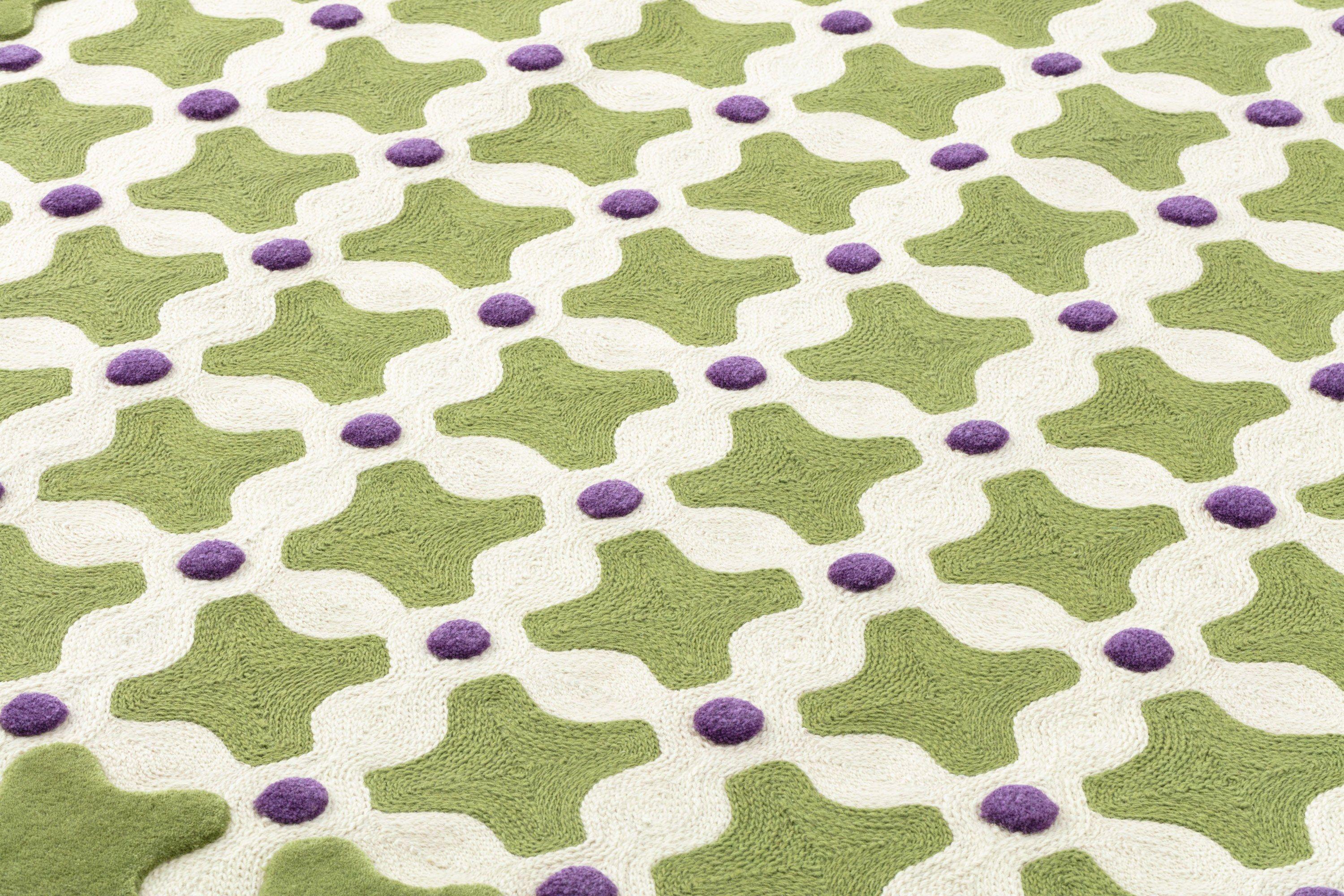 Crisscross è una collezione di tappeti disegnata dalla designer India Mahdavi per il marchio cc-tapis. Questi tappeti sono sapientemente realizzati con lana pregiata tessuta a mano e con la tecnica artigianale del punto a catena, che conferisce loro