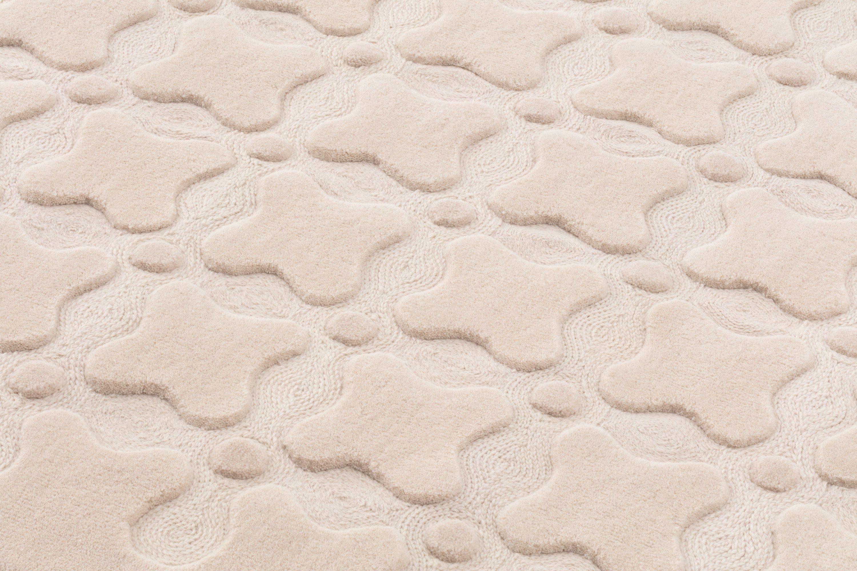 Crisscross è una collezione di tappeti disegnata dalla designer India Mahdavi per il marchio cc-tapis. Questi tappeti sono sapientemente realizzati con lana pregiata tessuta a mano e con la tecnica artigianale del punto a catena, che conferisce loro