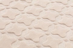 cc-tapis CRISS CROSS RUNNER Handgefertigter Teppich in Butter von India Mahdavi