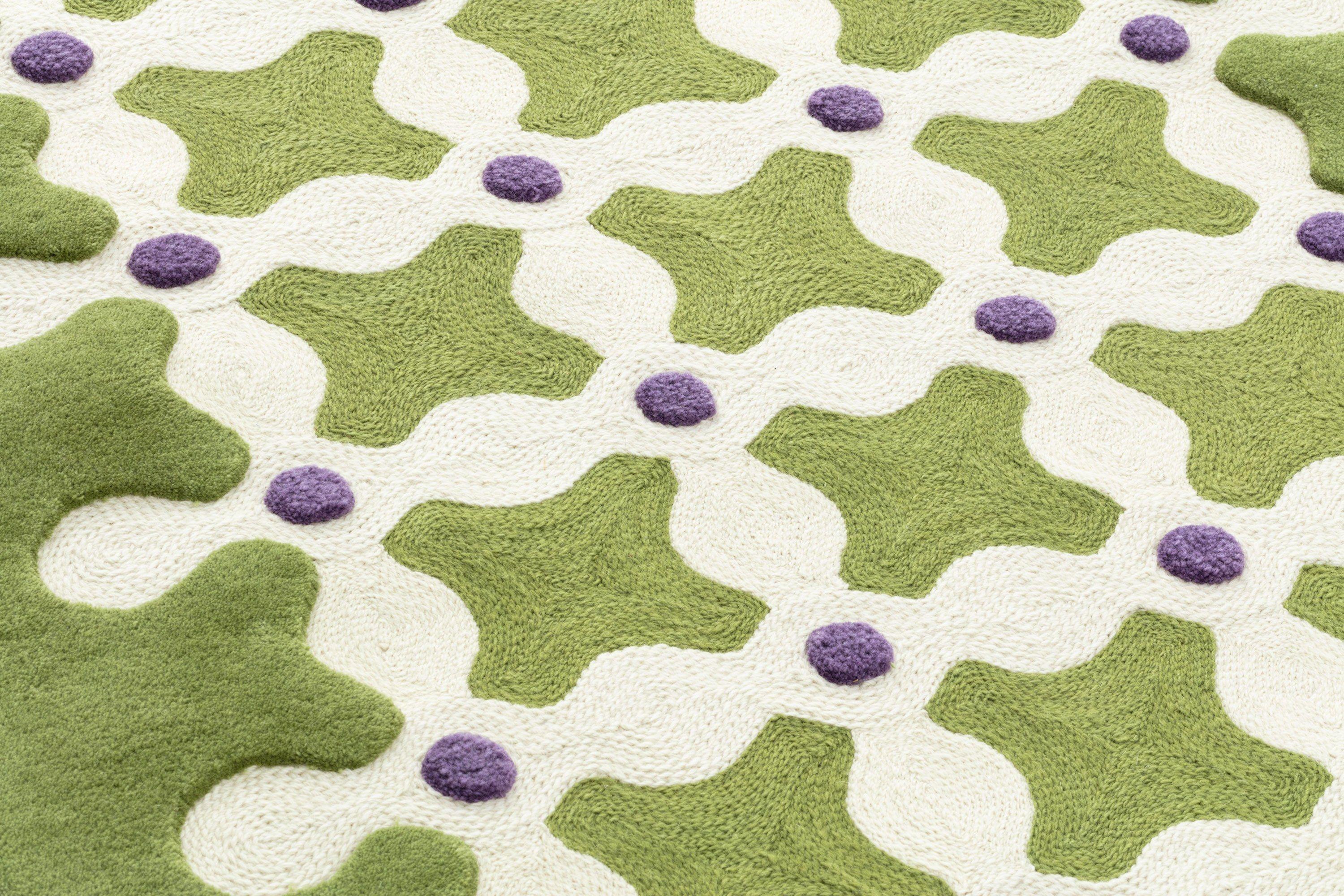 Crisscross è una collezione di tappeti disegnata dalla designer India Mahdavi per il marchio cc-tapis. Questi tappeti sono sapientemente realizzati con lana pregiata tessuta a mano e con la tecnica artigianale del punto a catena, che conferisce loro