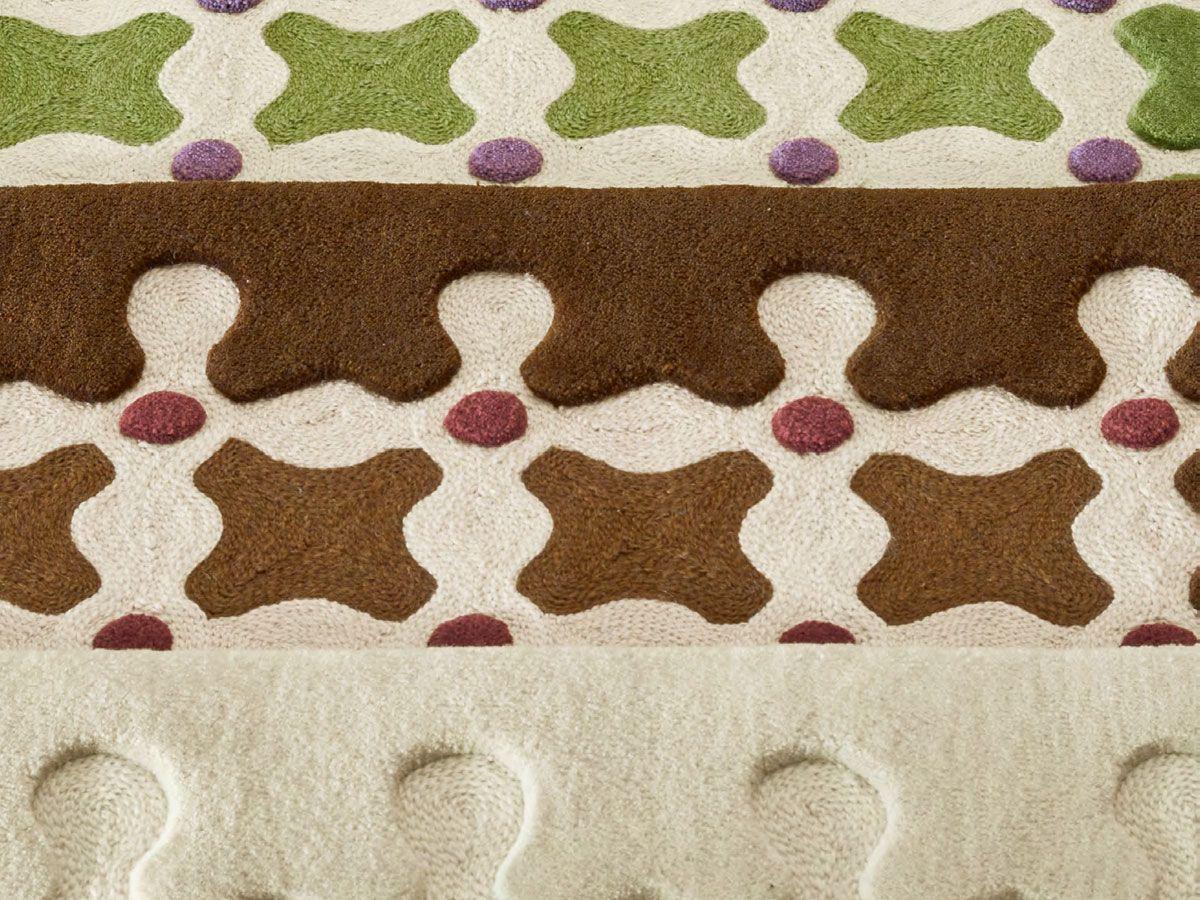 cc-tapis CRISS CROSS Kleiner handgefertigter Teppich von India Mahdavi (Wolle) im Angebot