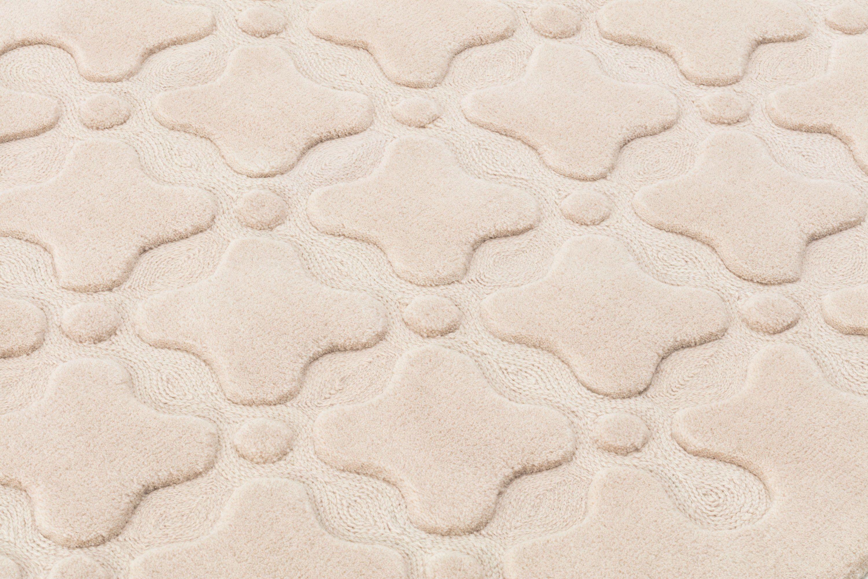 Crisscross è una collezione di tappeti disegnata dalla designer India Mahdavi per il marchio cc-tapis. Questi tappeti sono sapientemente realizzati con lana pregiata tessuta a mano e con la tecnica artigianale del punto a catena, che conferisce loro